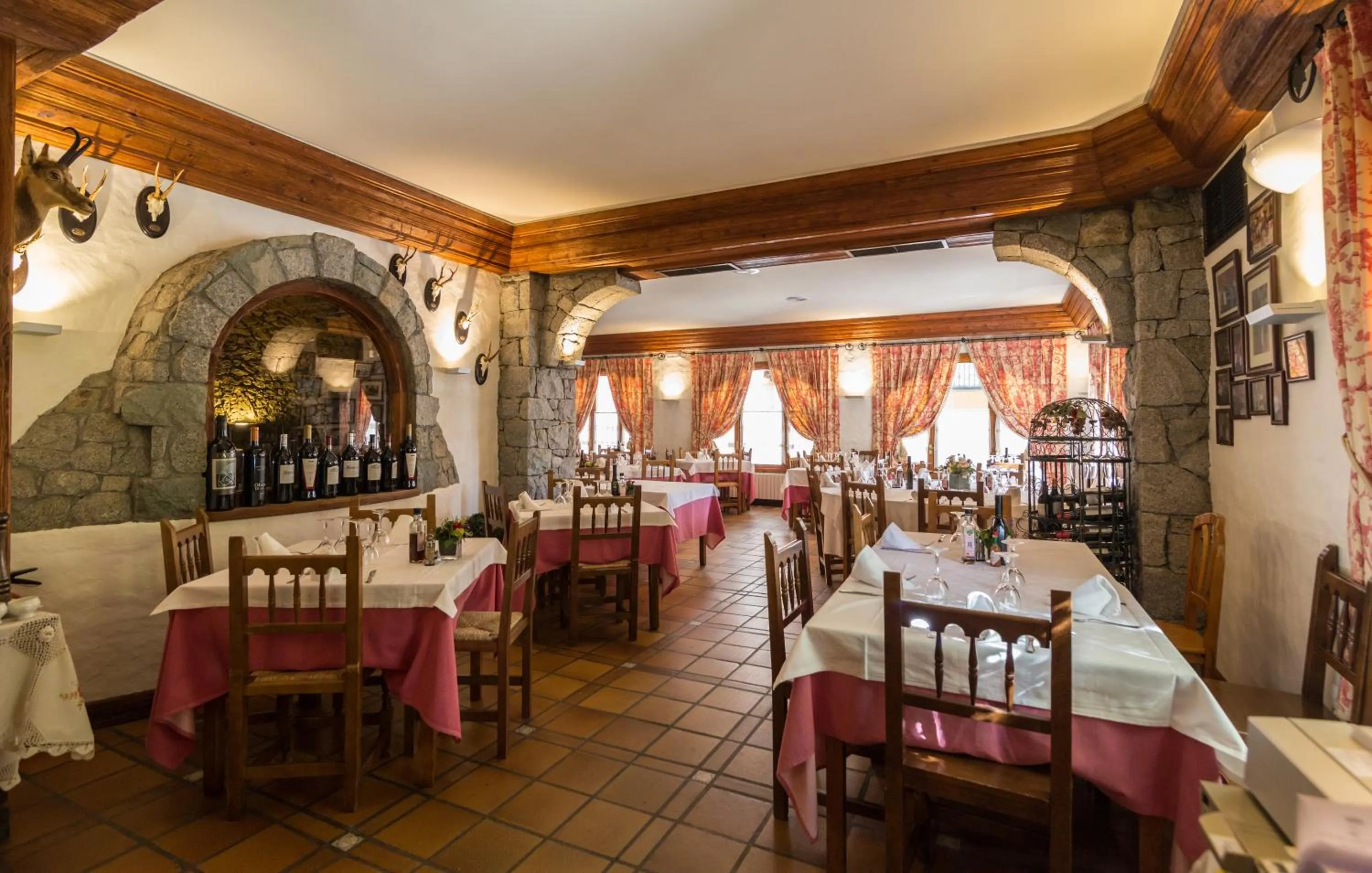 Restaurant/places to eat in Hotel Ciria