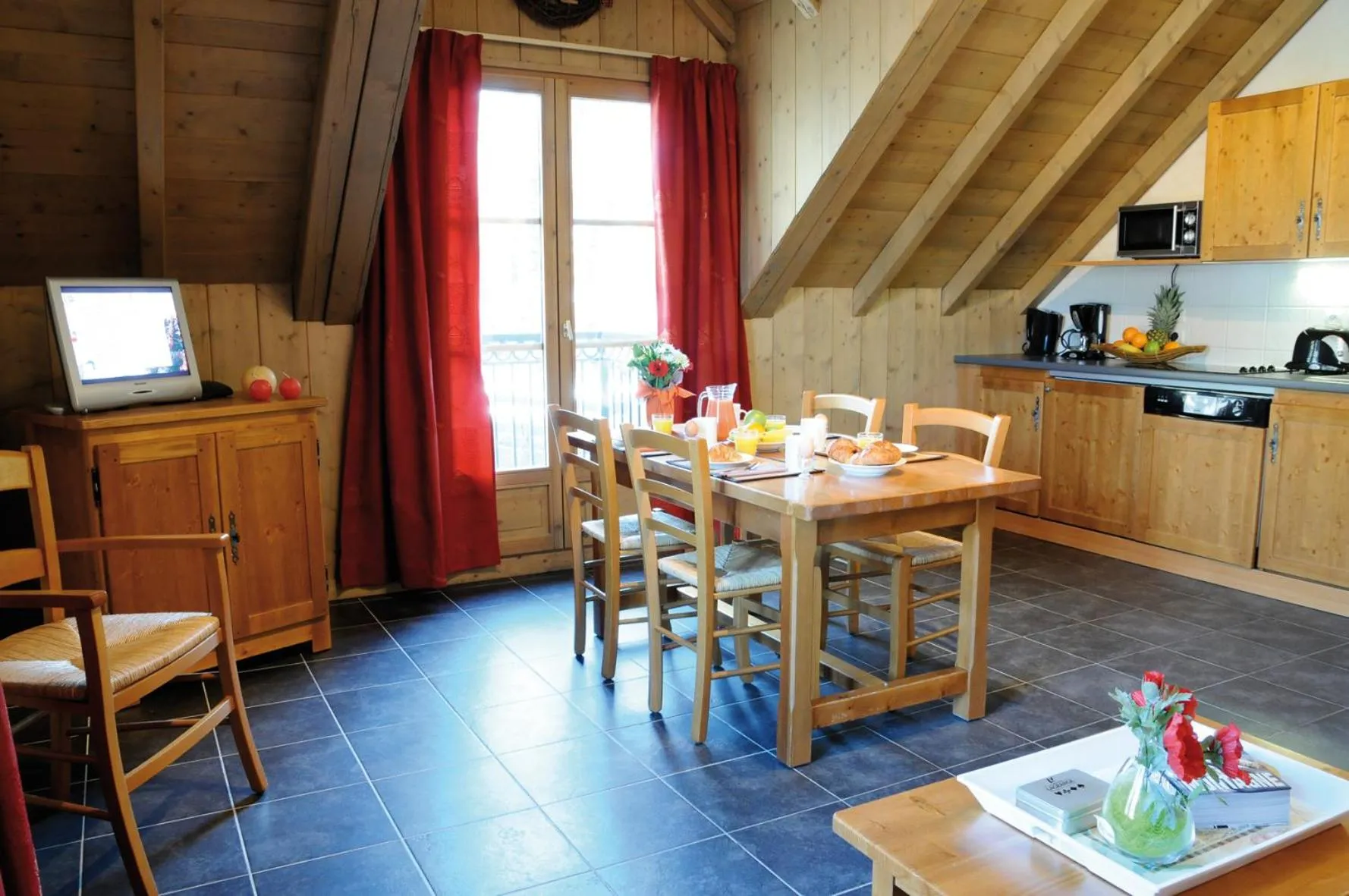 Kitchen or kitchenette in Lagrange Vacances Les Arolles