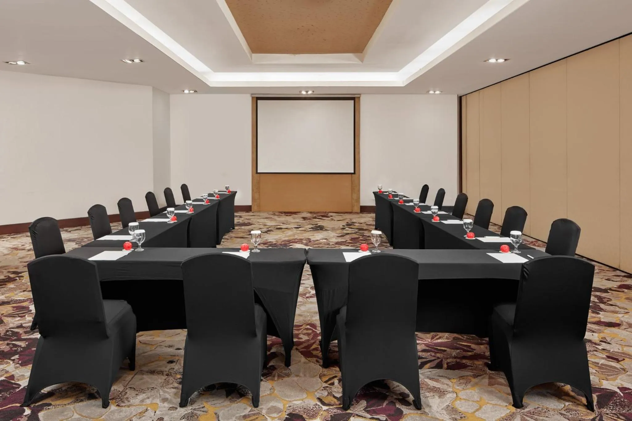 Meeting/conference room in Crowne Plaza Manila Galleria by IHG