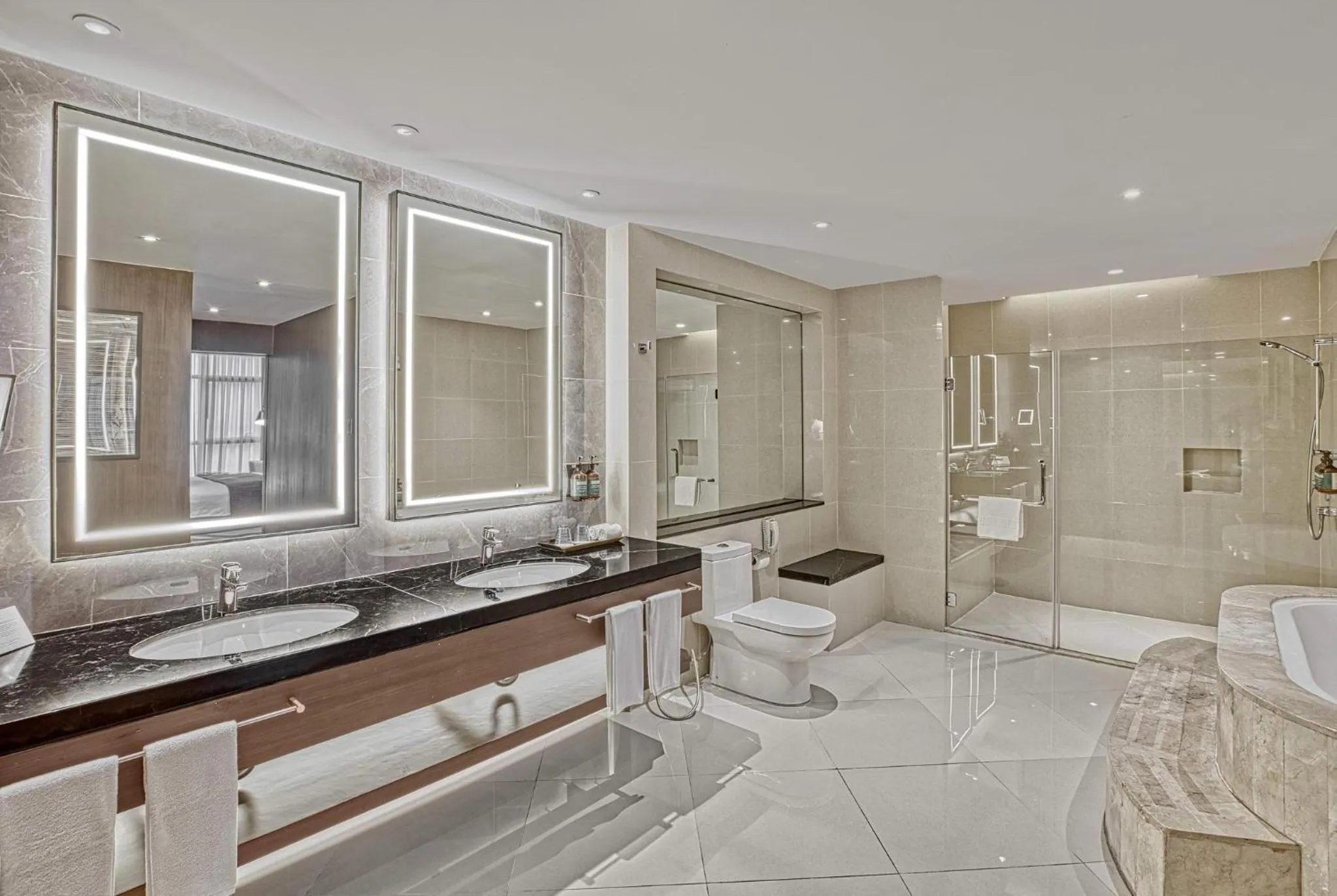 Bathroom in Crowne Plaza Manila Galleria by IHG