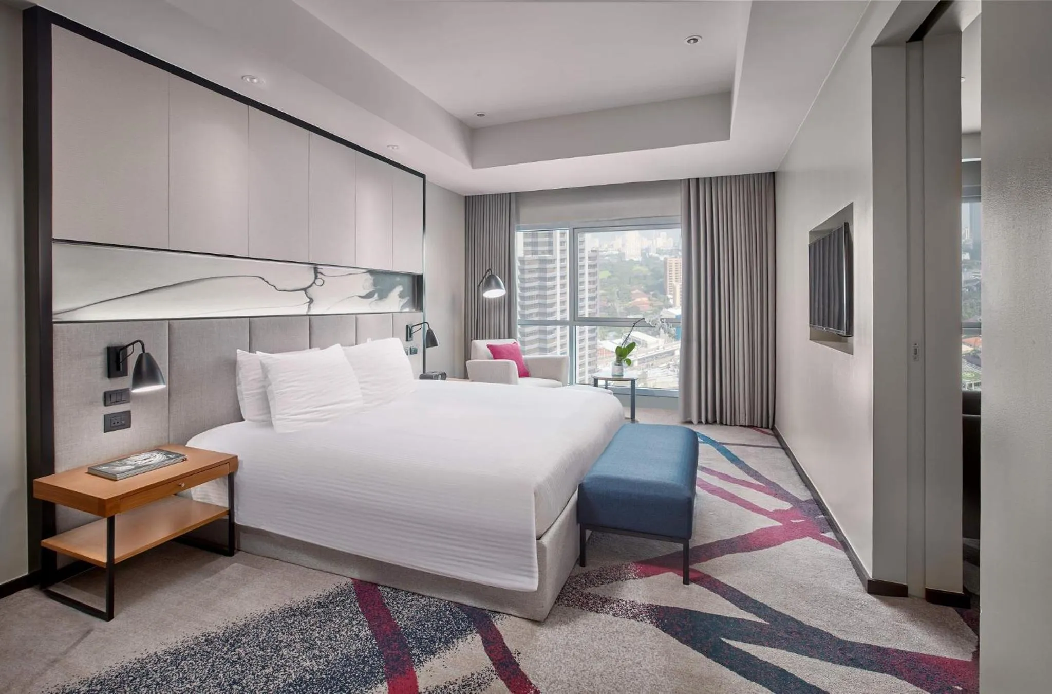 Photo of the whole room, Bed in Crowne Plaza Manila Galleria by IHG