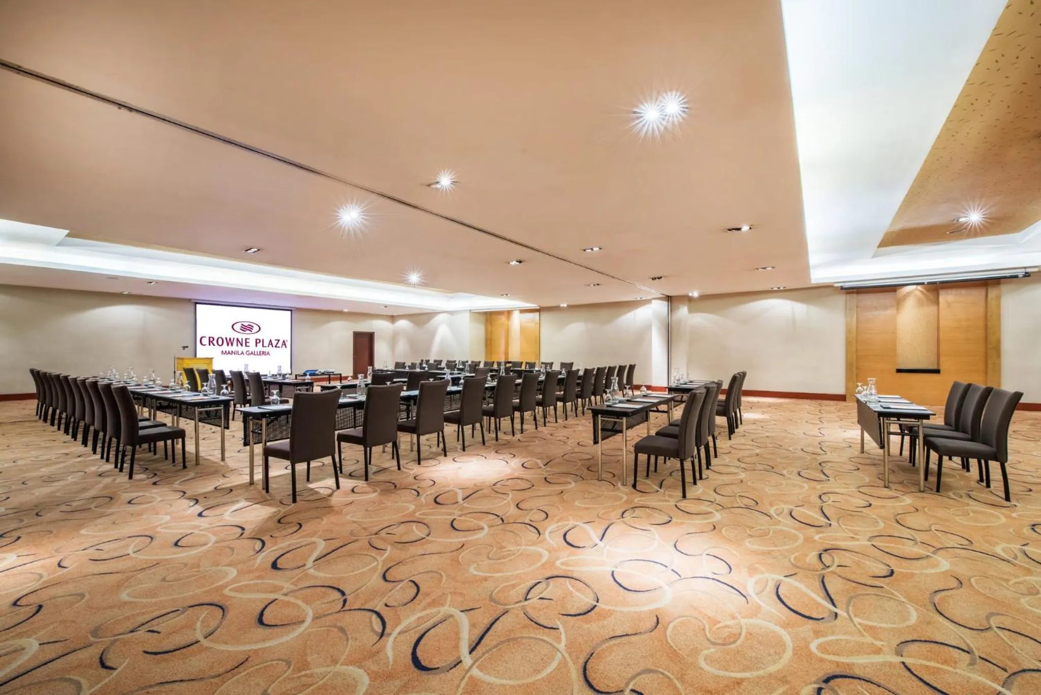 Meeting/conference room in Crowne Plaza Manila Galleria by IHG