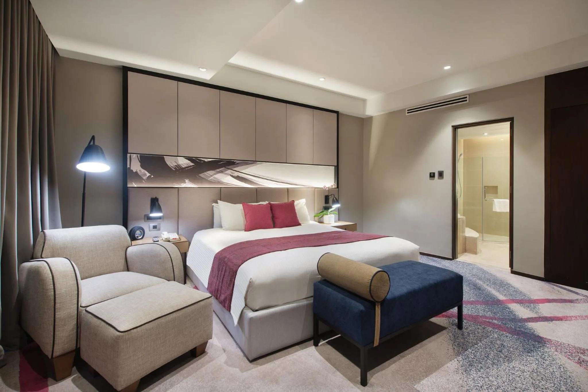 Photo of the whole room, Bed in Crowne Plaza Manila Galleria by IHG