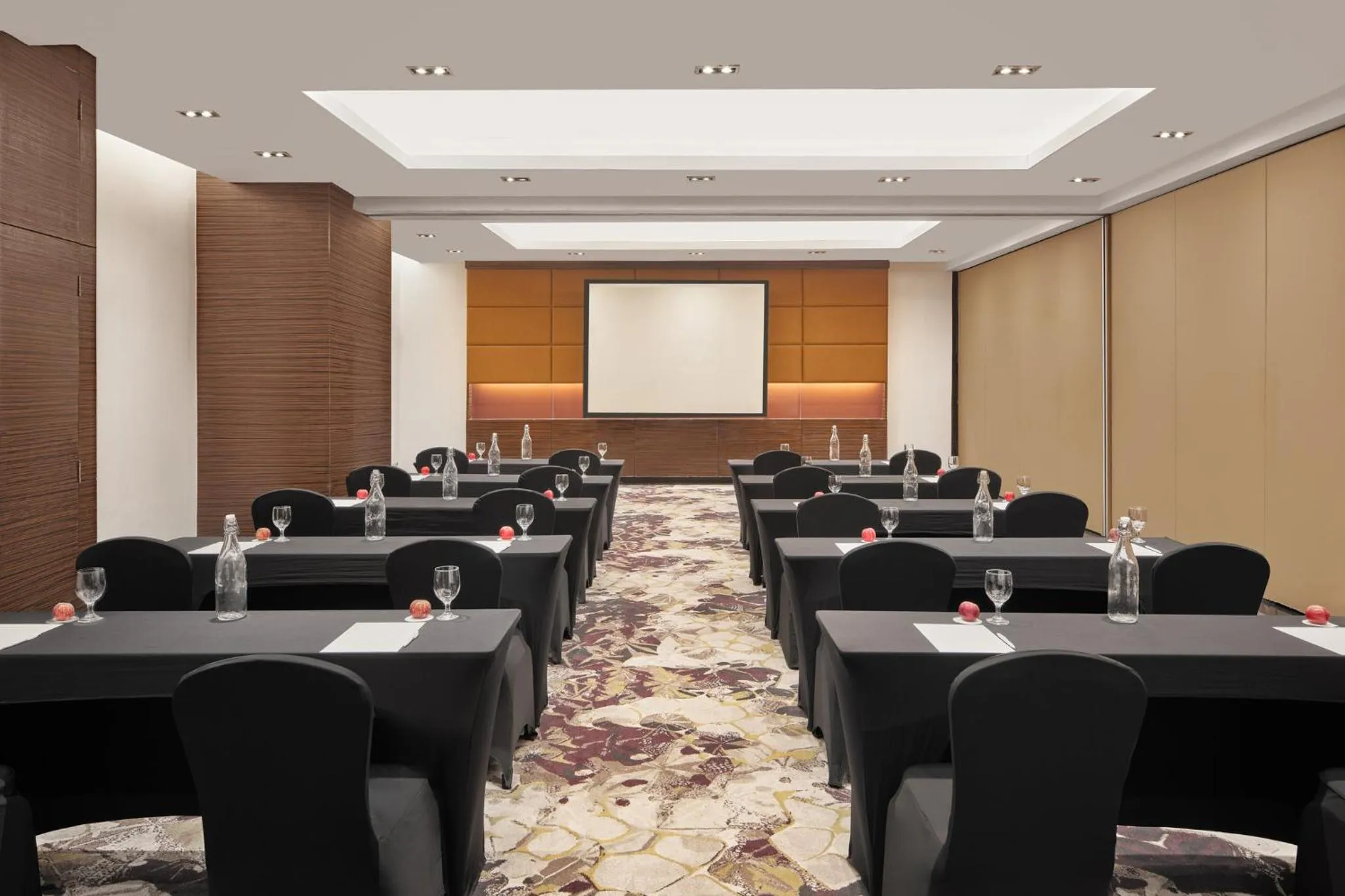 Meeting/conference room in Crowne Plaza Manila Galleria by IHG