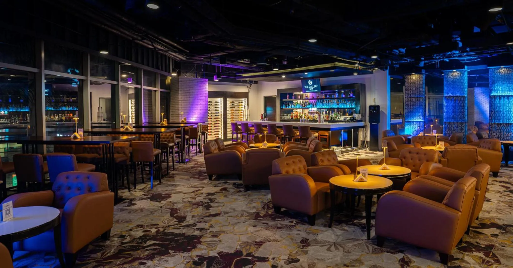 Lounge or bar in Crowne Plaza Manila Galleria by IHG