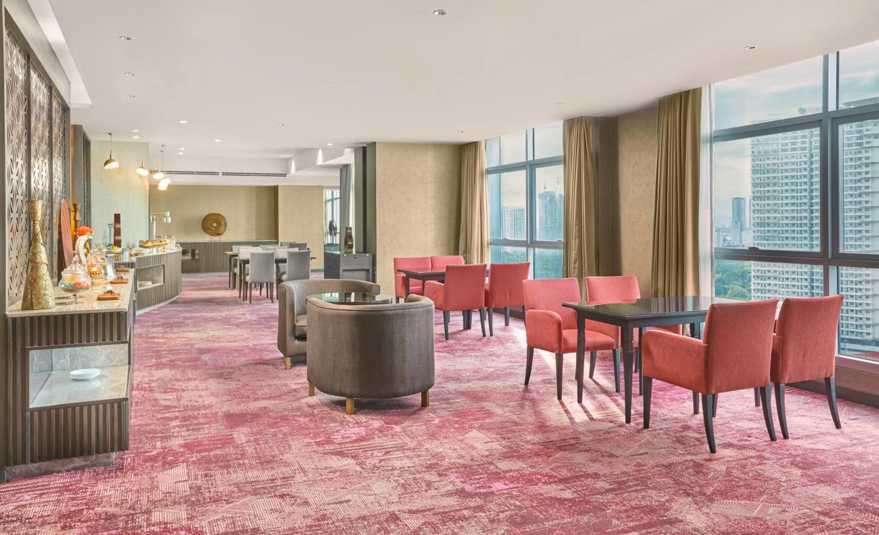 Lounge or bar in Crowne Plaza Manila Galleria by IHG