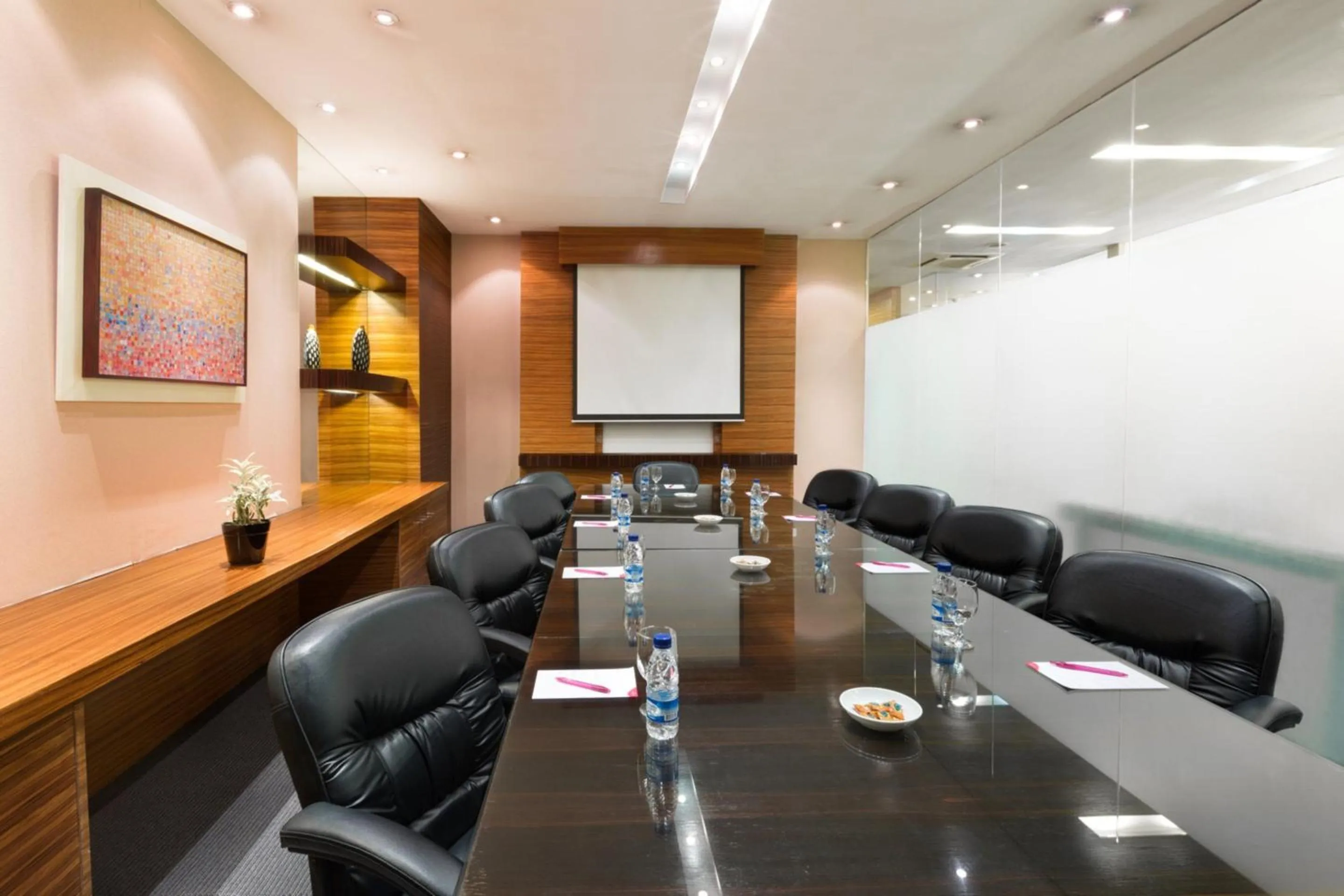 Meeting/conference room in Crowne Plaza Manila Galleria by IHG