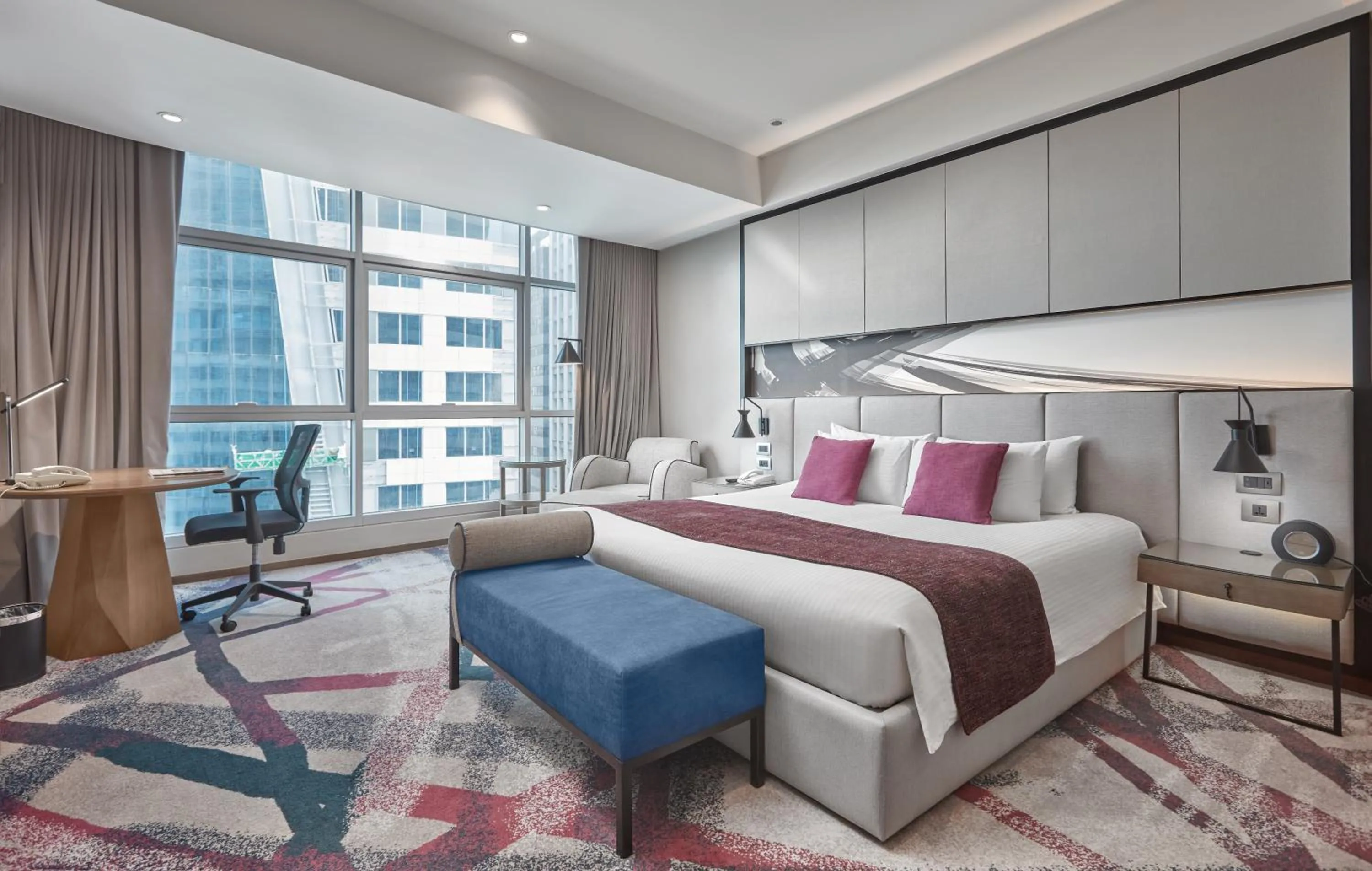 Bed in Crowne Plaza Manila Galleria by IHG