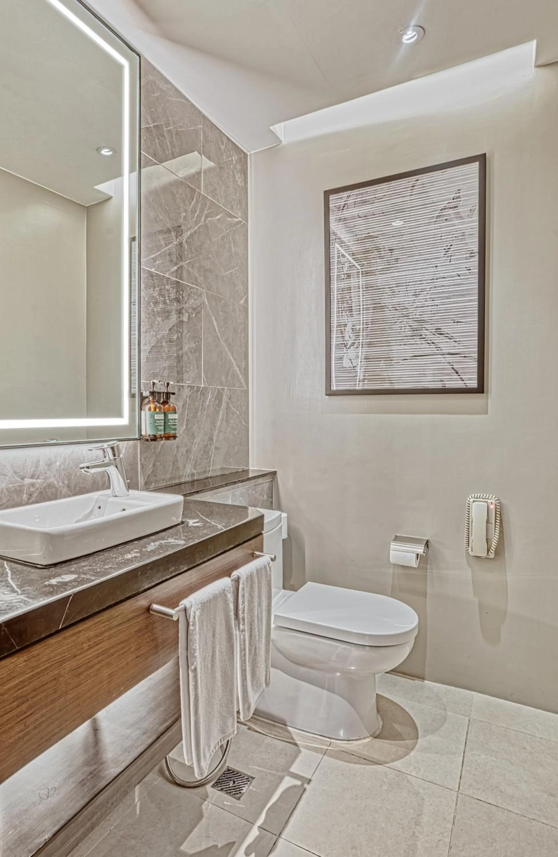 Bathroom in Crowne Plaza Manila Galleria by IHG