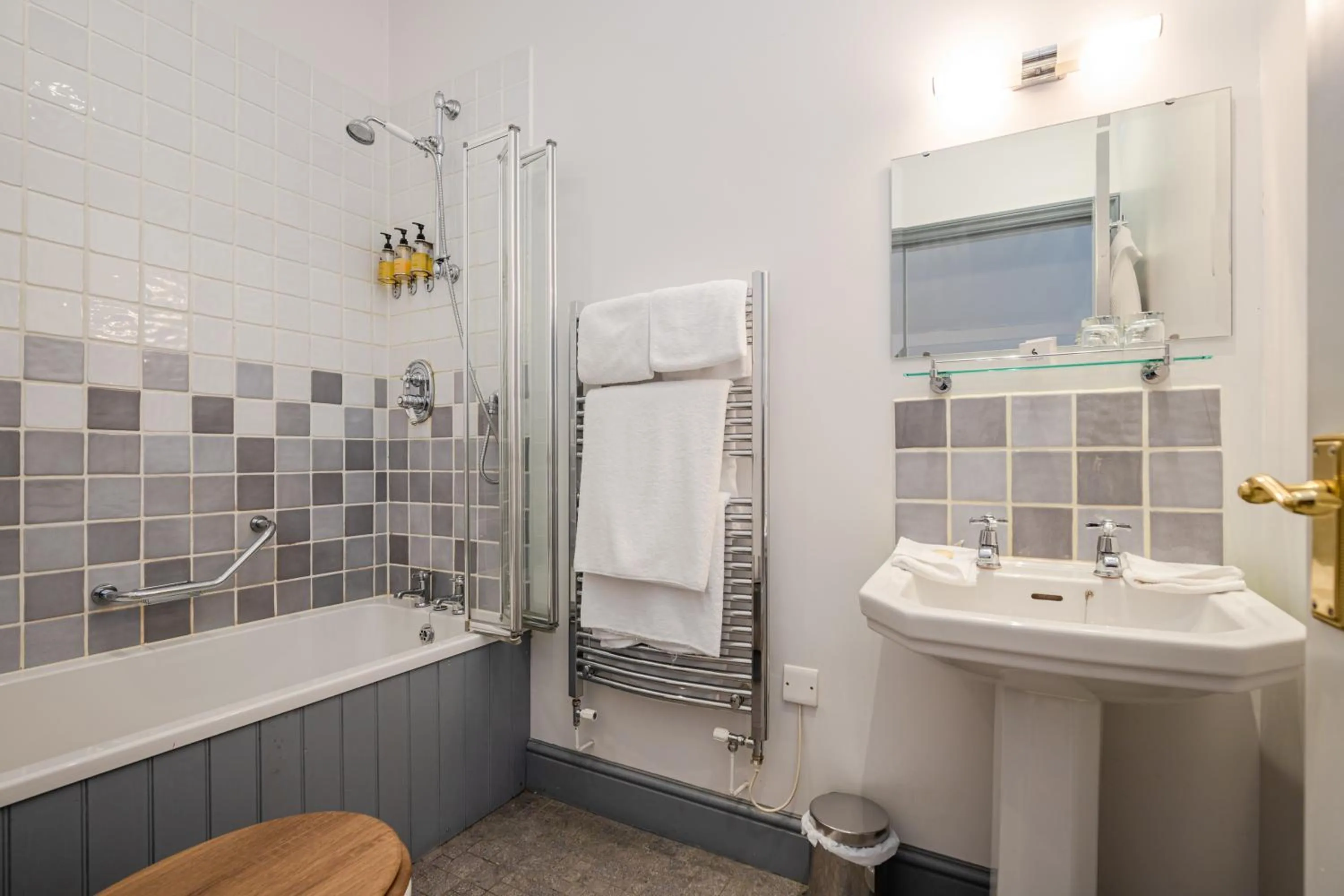 Shower in Castle Of Comfort Hotel