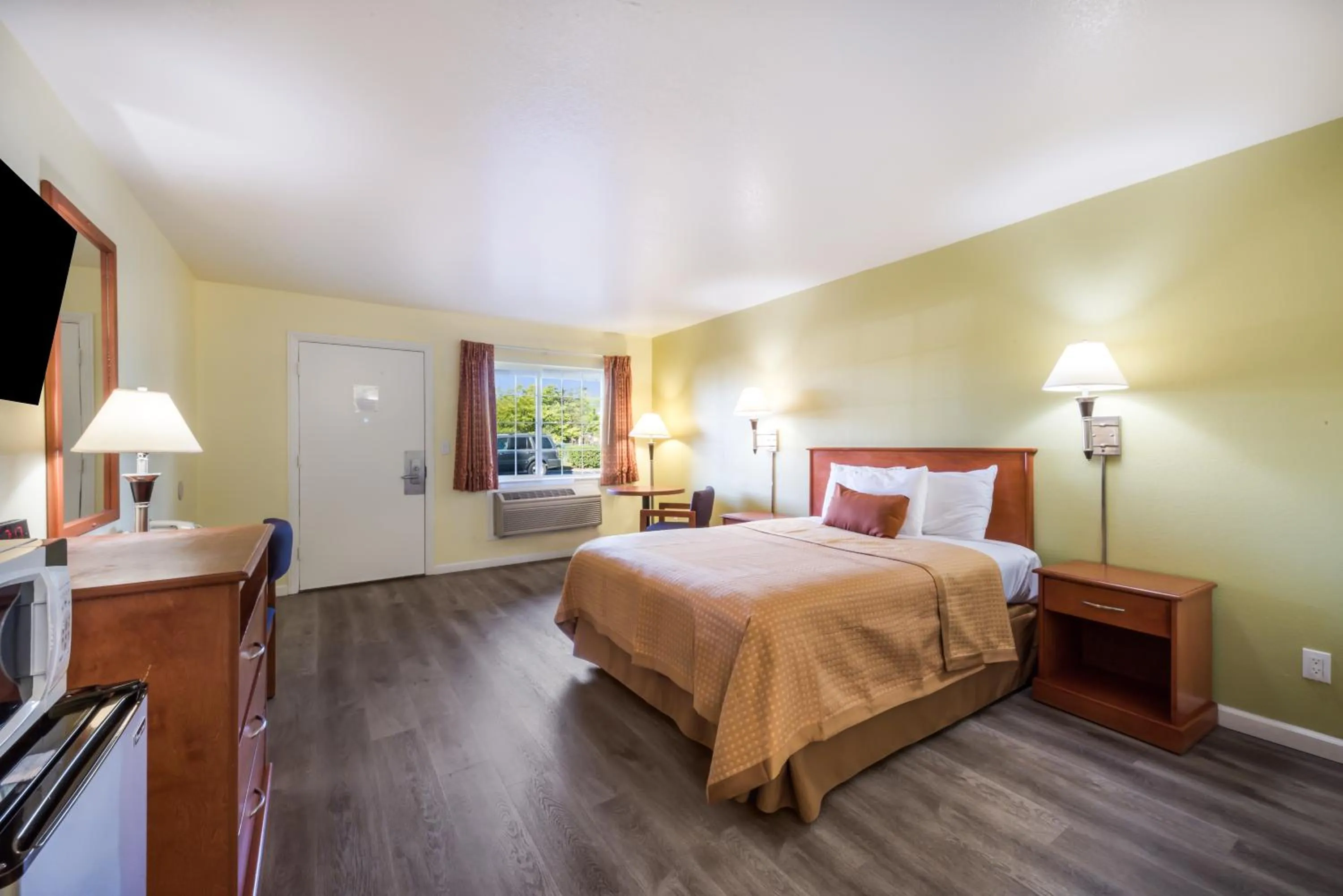 Bed in Americas Best Value Inn Santa Rosa