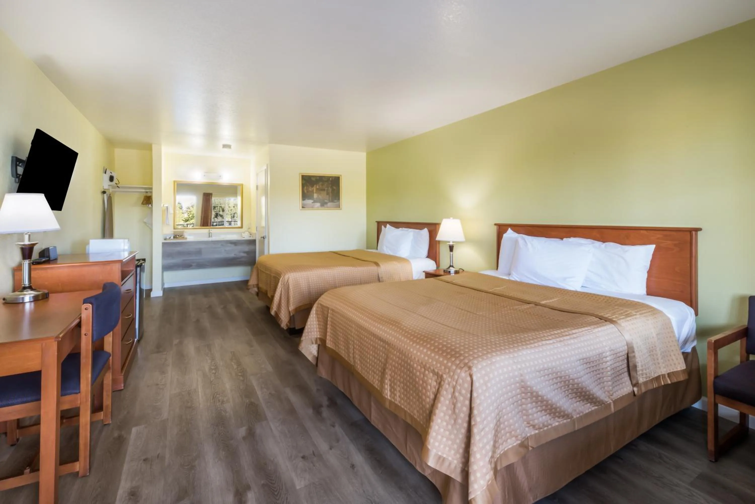 Bed in Americas Best Value Inn Santa Rosa