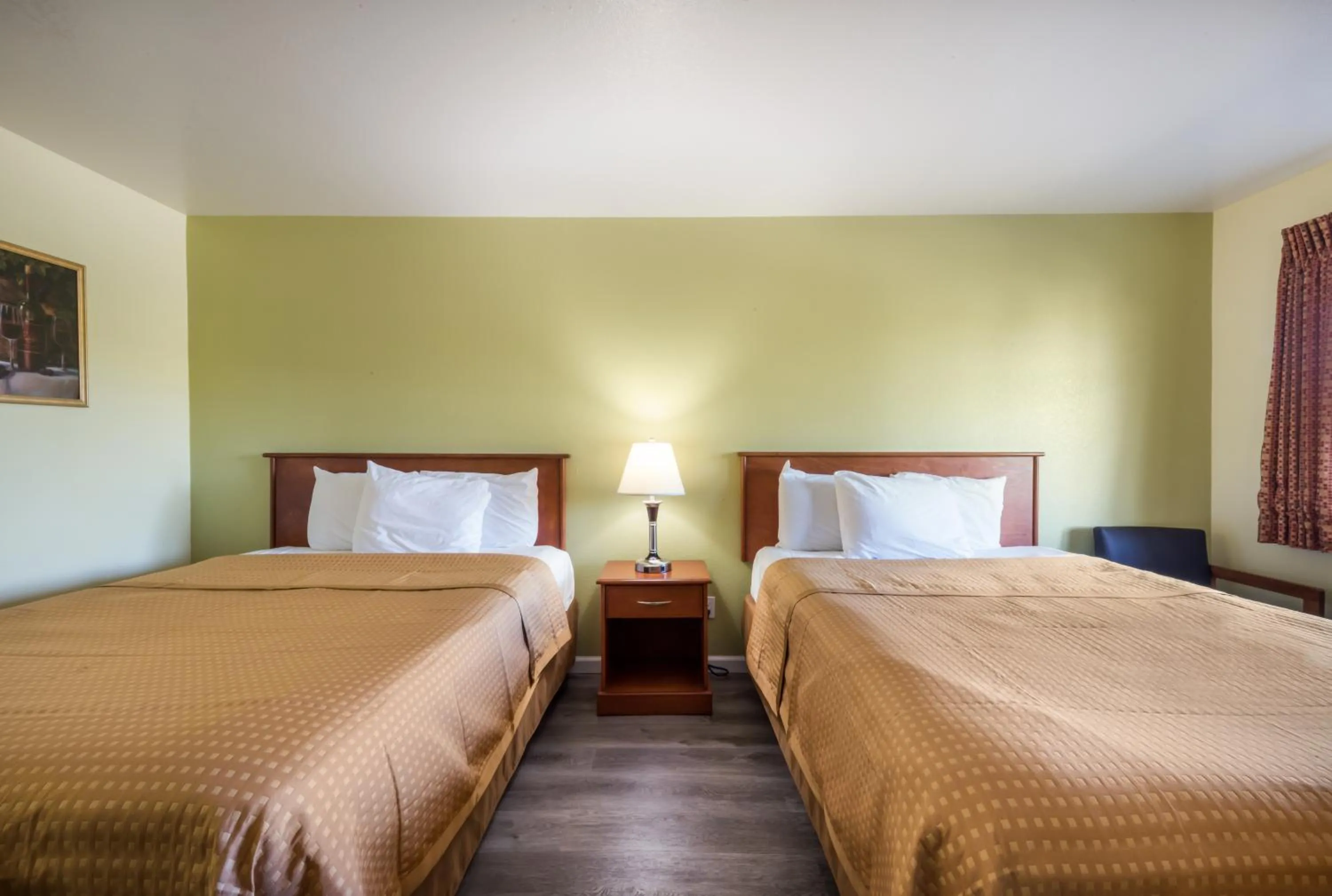 Bed in Americas Best Value Inn Santa Rosa