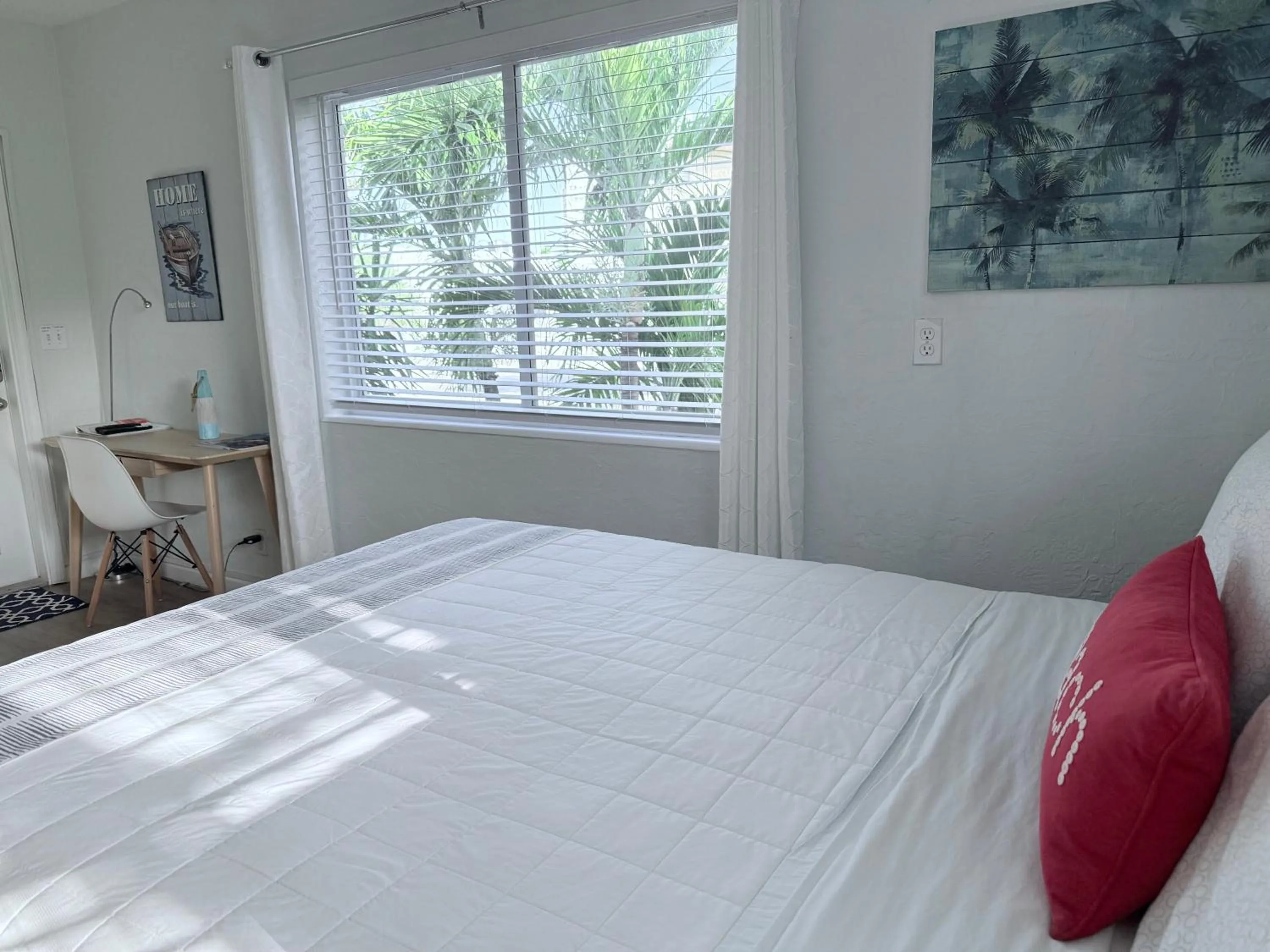 View (from property/room), Bed in 4145 By The Sea Inn & Suites