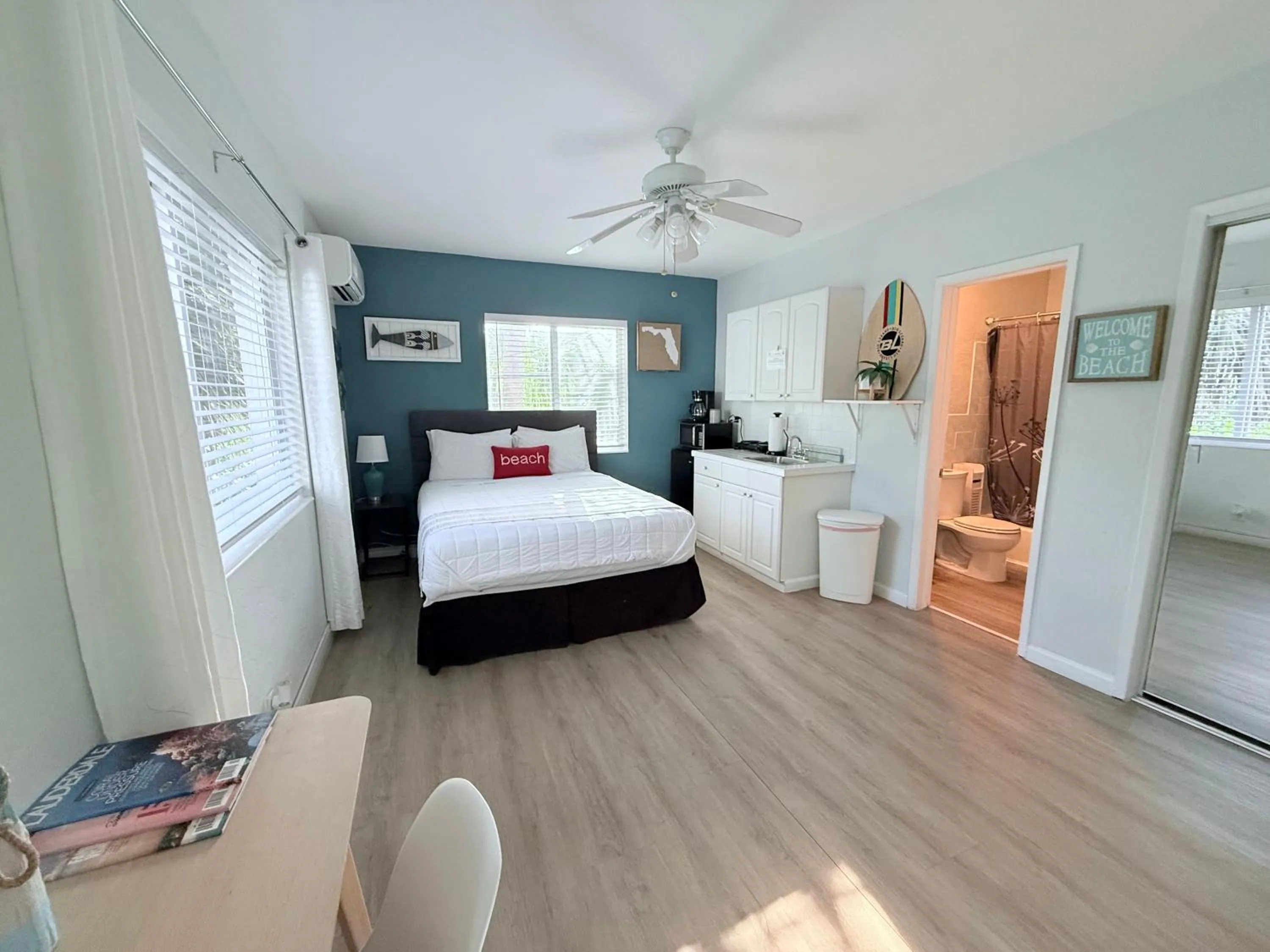 Photo of the whole room, Bed in 4145 By The Sea Inn & Suites