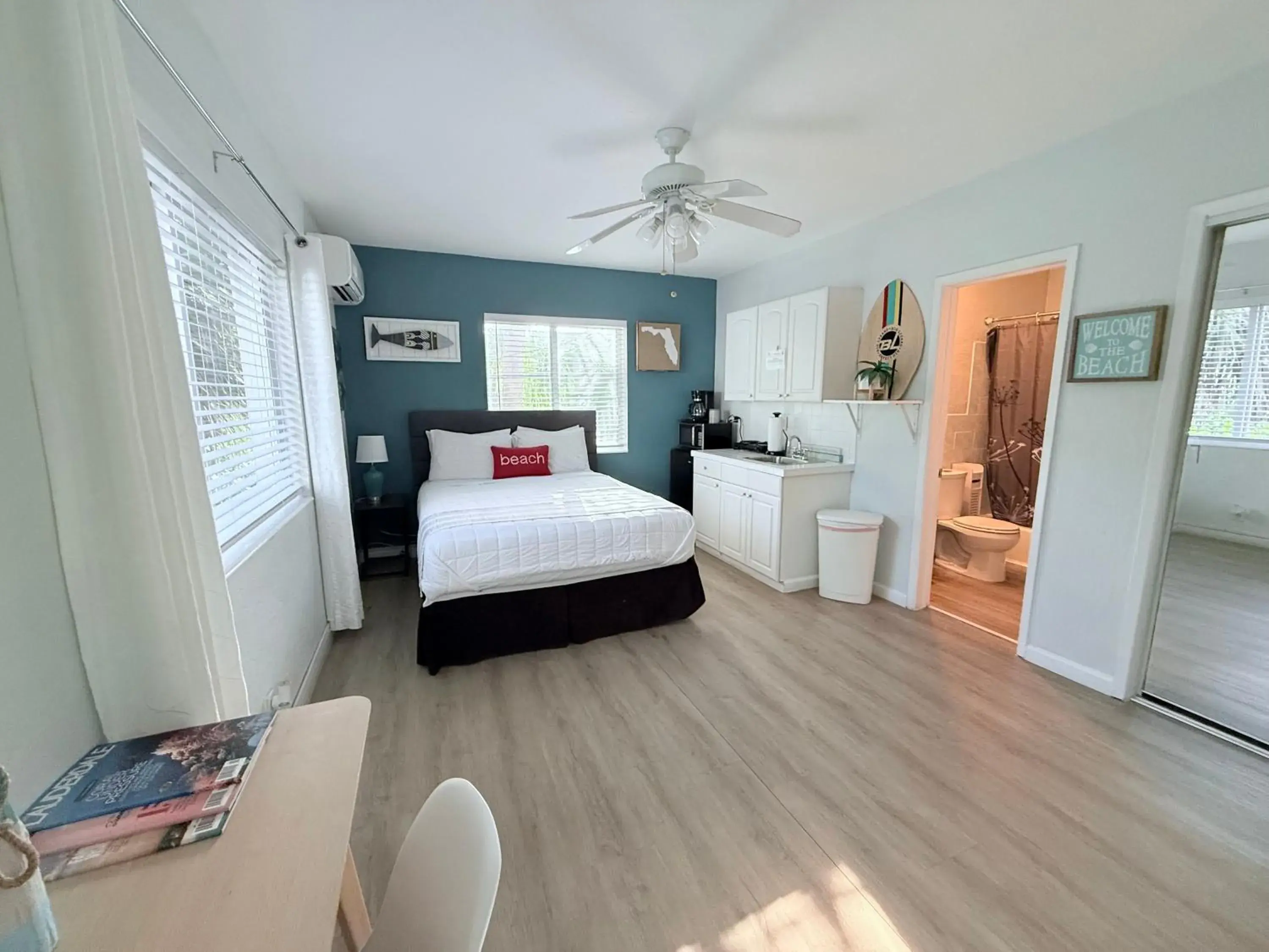 Standard Queen Room in 4145 By The Sea Inn & Suites Standard Queen Room in 4145 By The Sea Inn & Suites