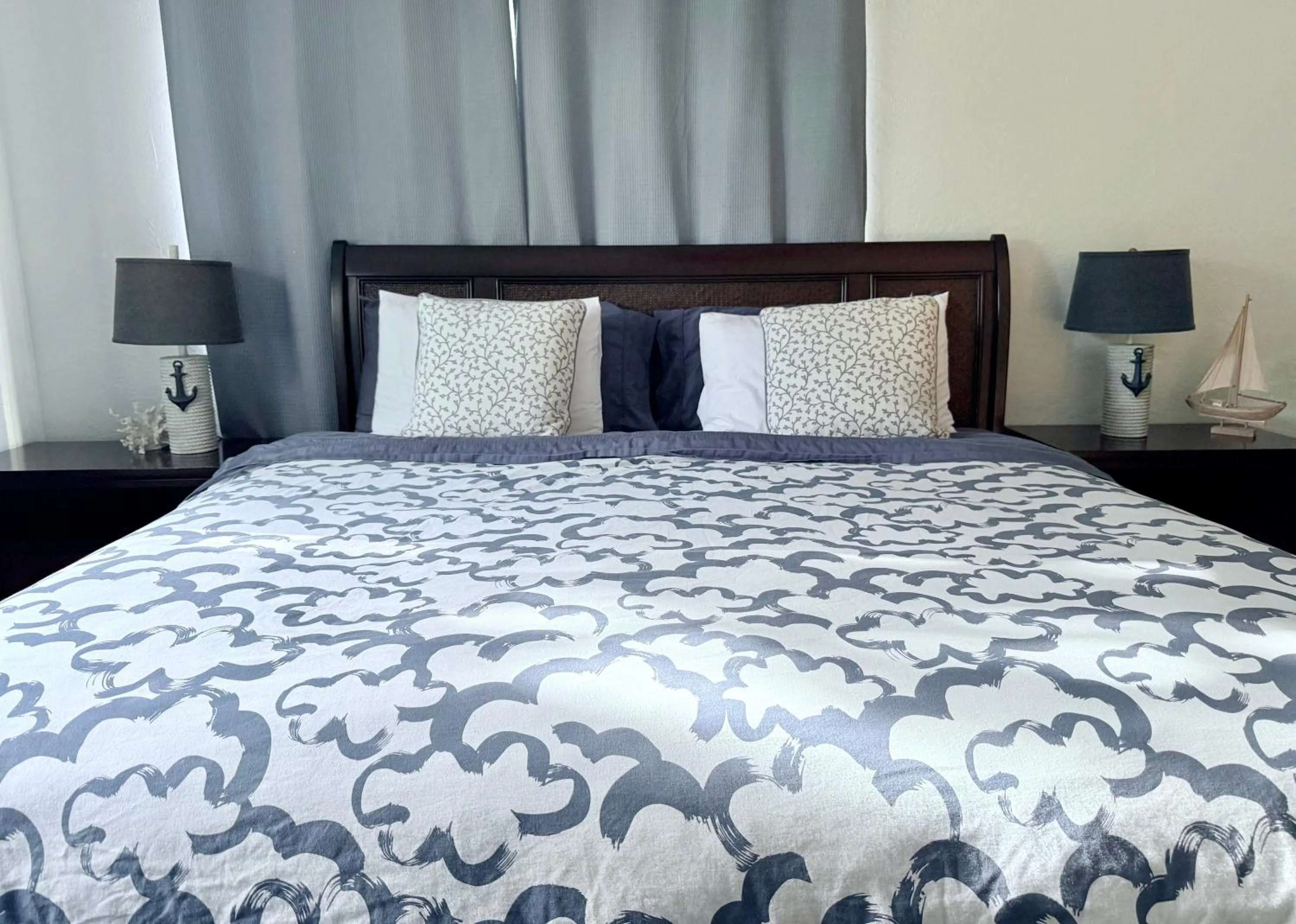 Bed in 4145 By The Sea Inn & Suites