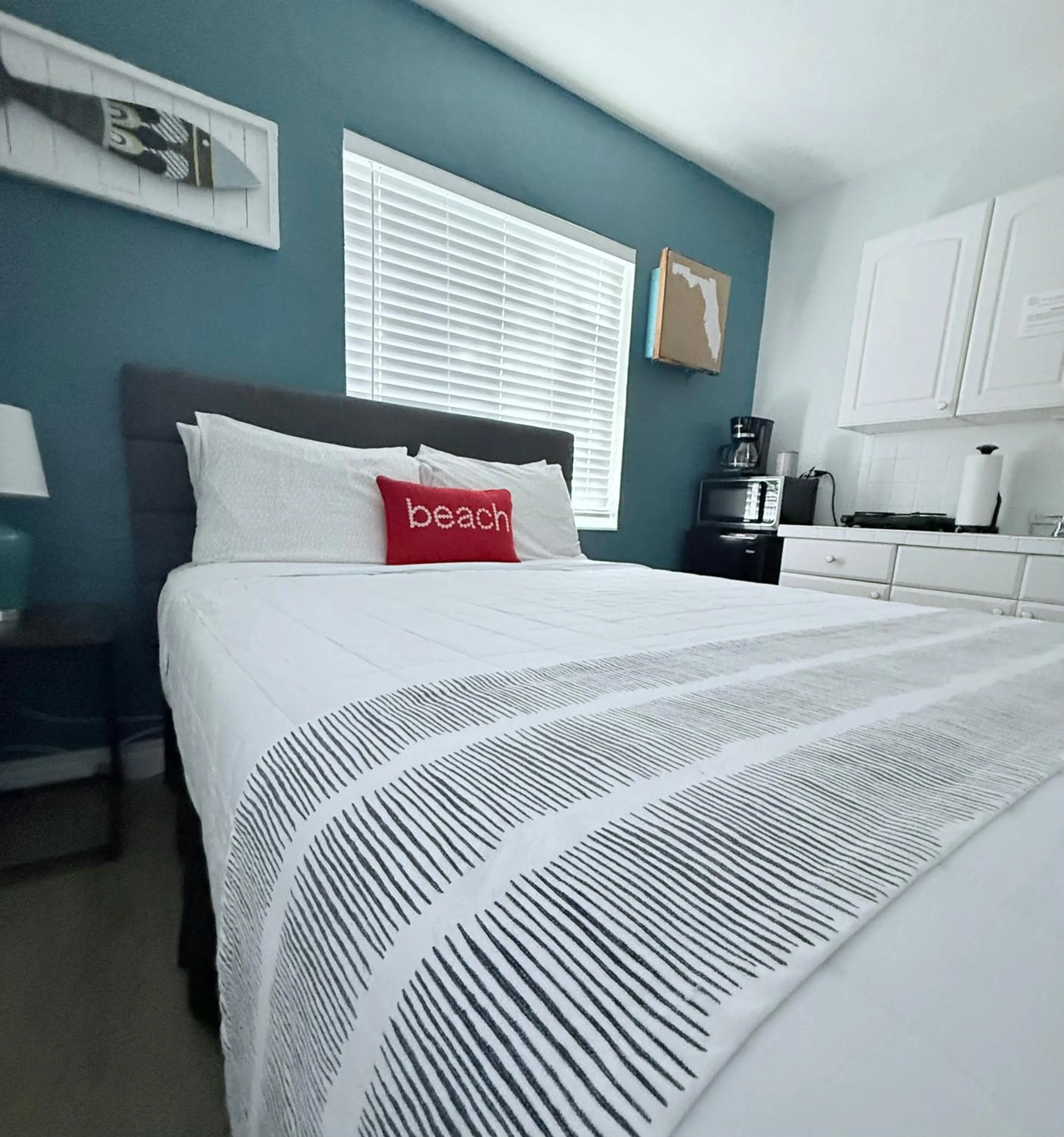 Bed in 4145 By The Sea Inn & Suites