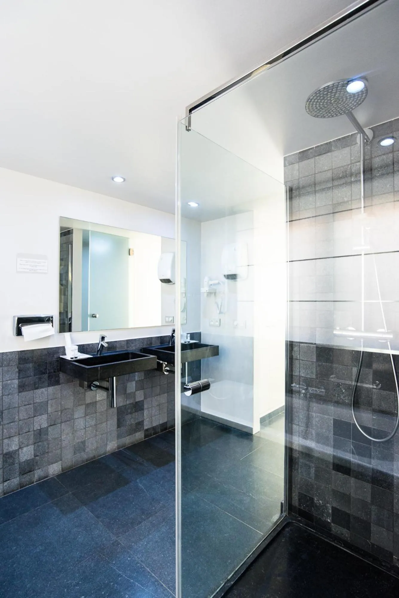 Shower in Hotel de la Paix