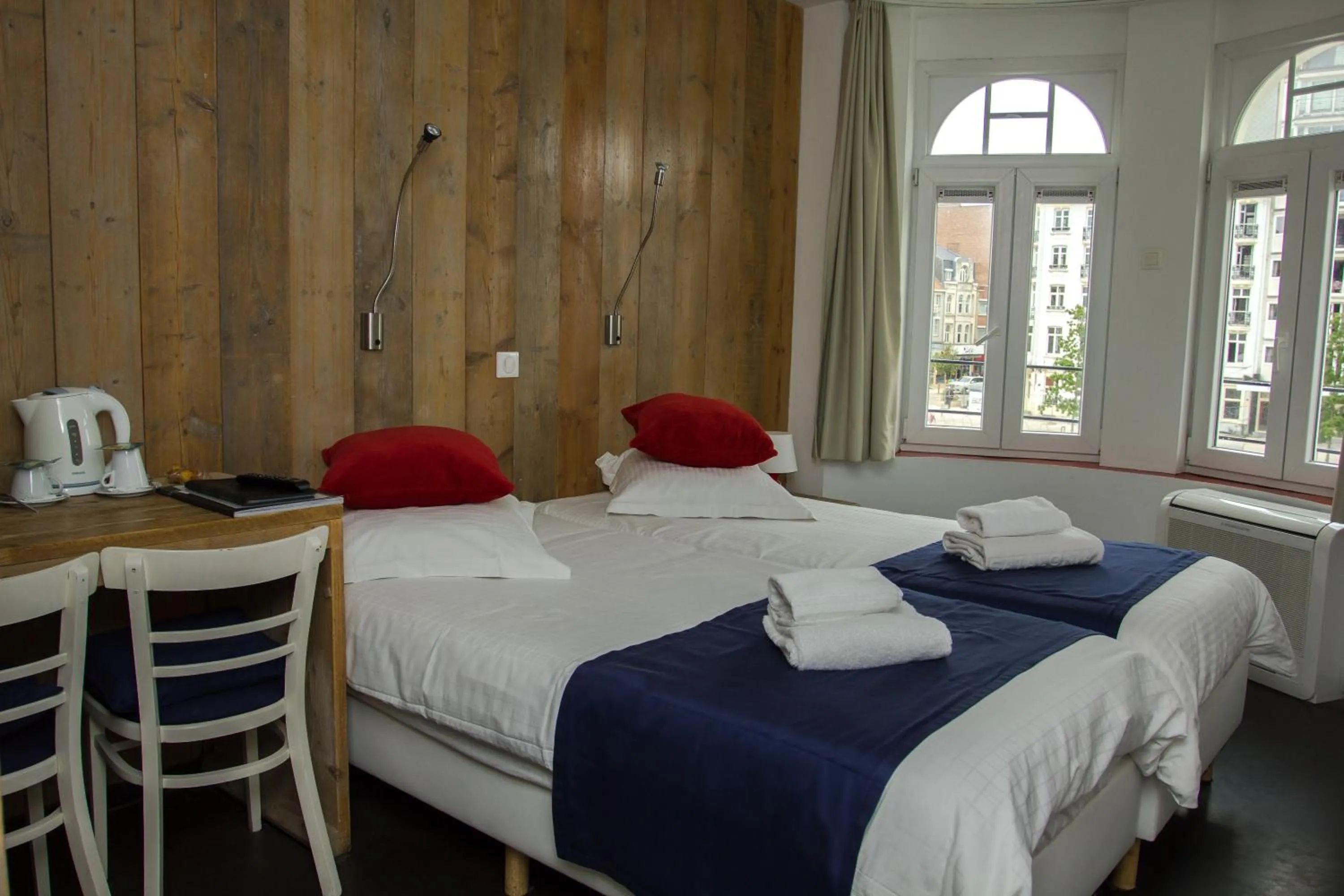 towels, Bed in Hotel Aan Zee
