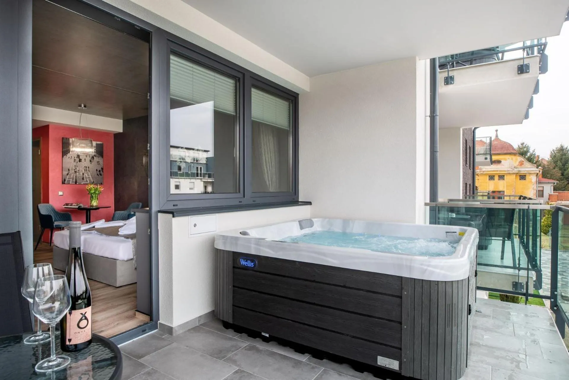 Hot Tub in Onyx Luxury