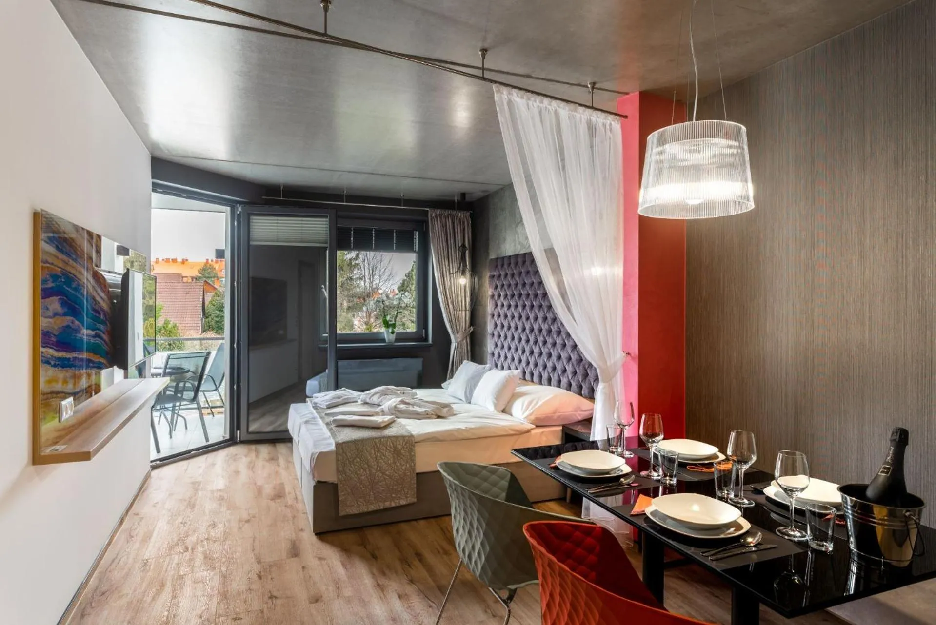 Photo of the whole room, Bed in Onyx Luxury