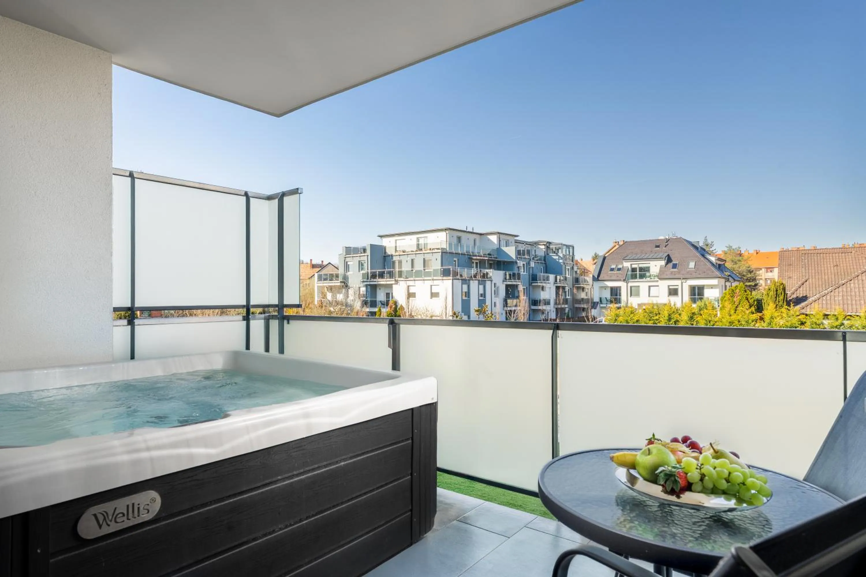 Hot Tub in Onyx Luxury