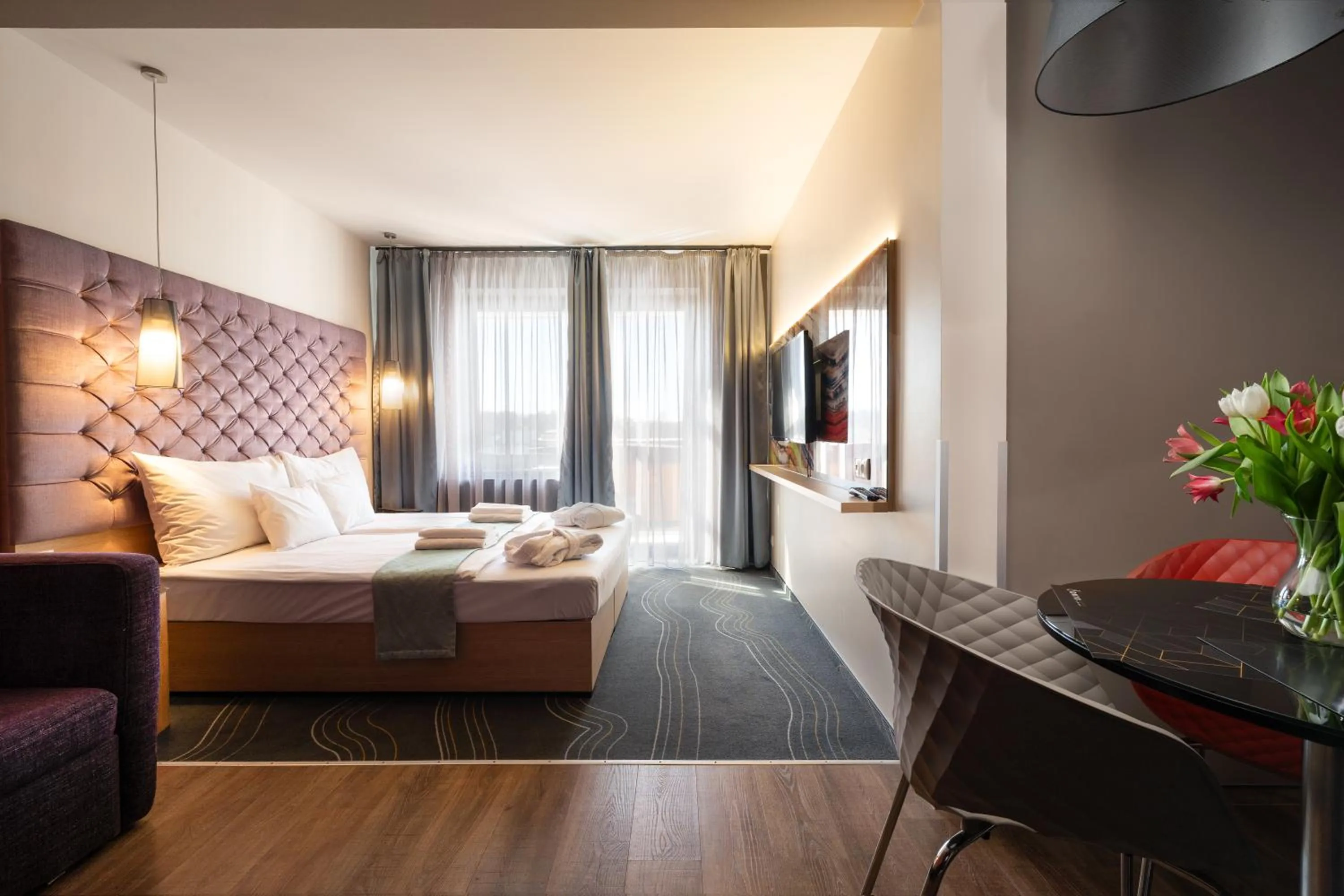 Bedroom, Bed in Onyx Luxury