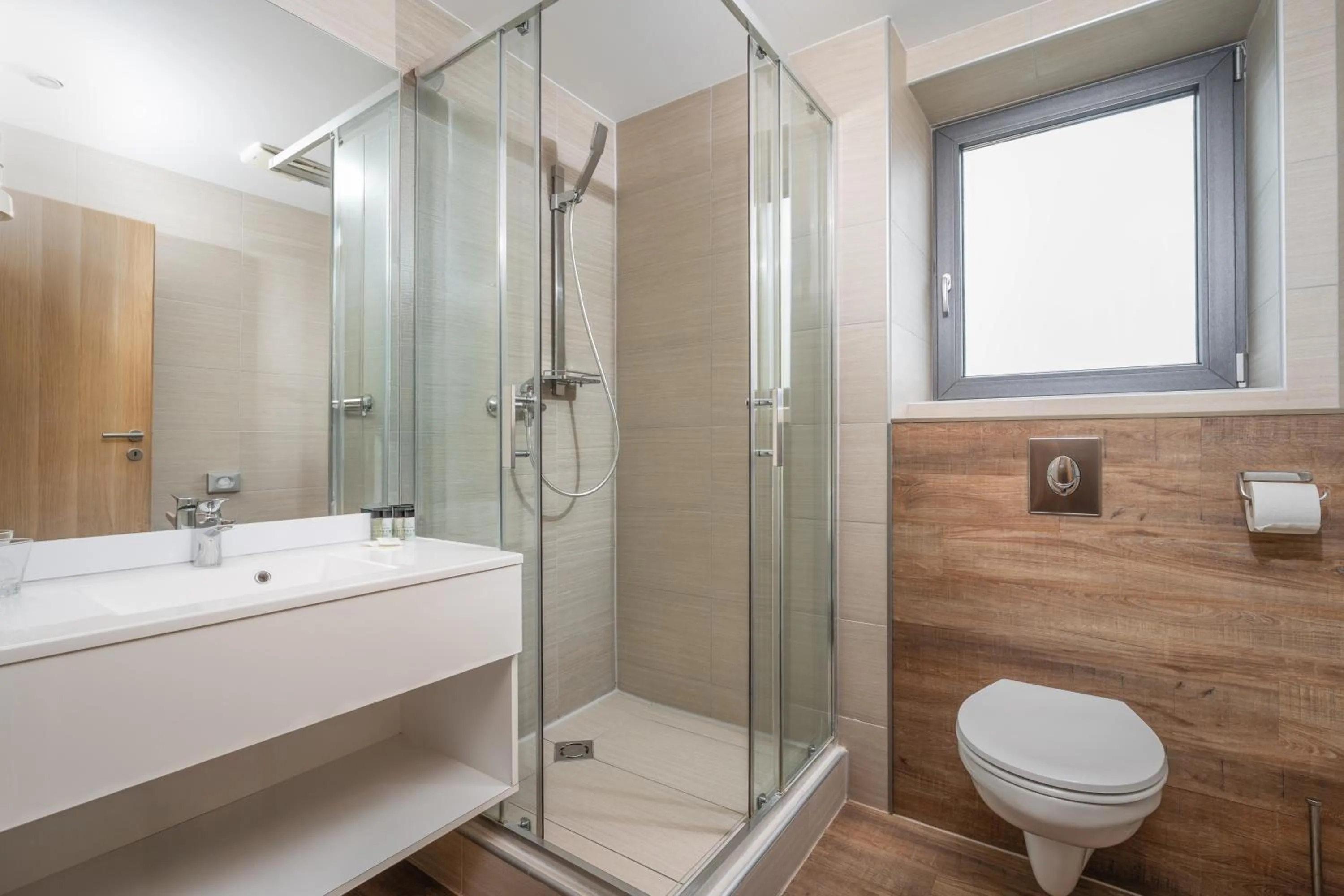 Shower in Onyx Luxury