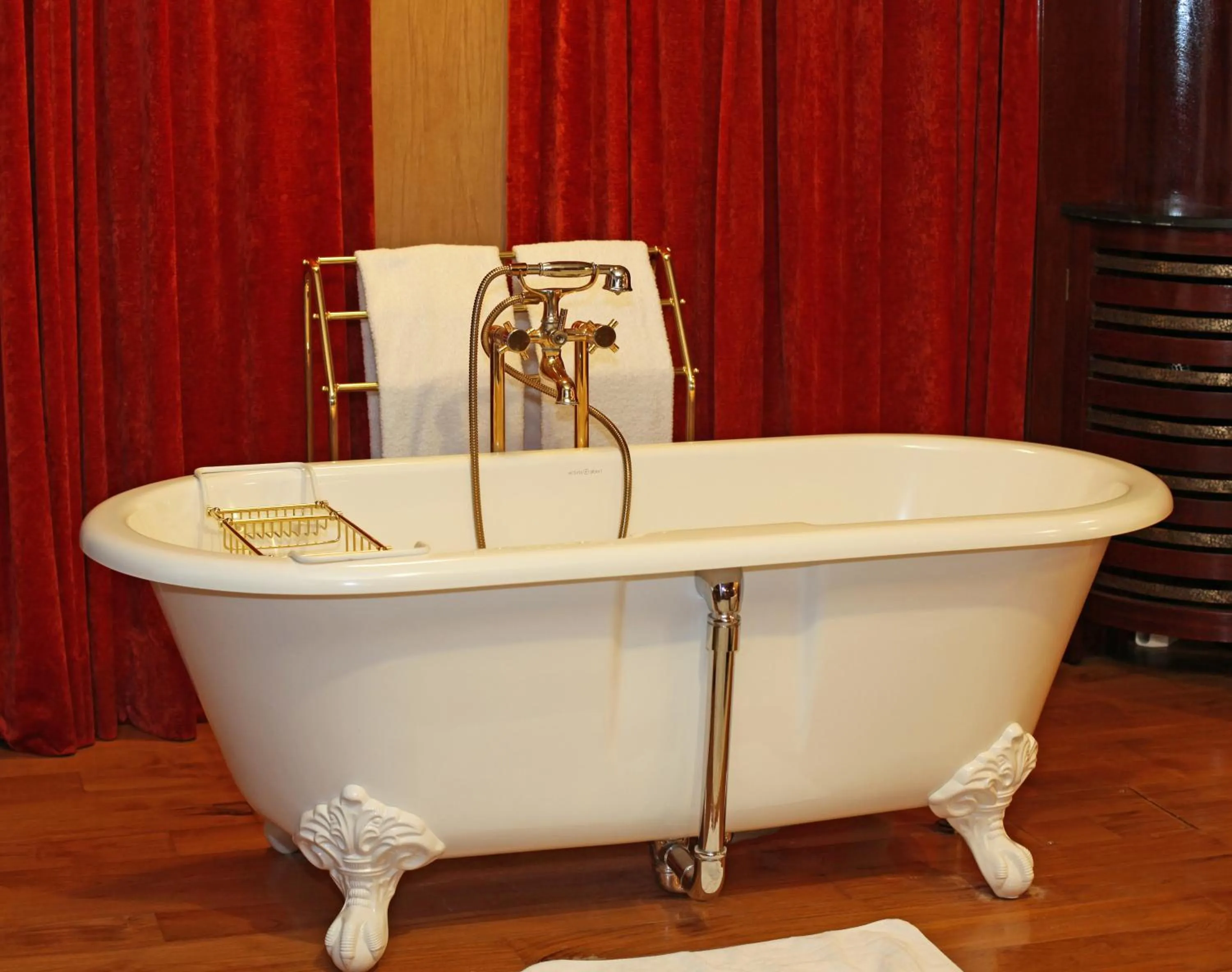 Bath in Hotel Esperance