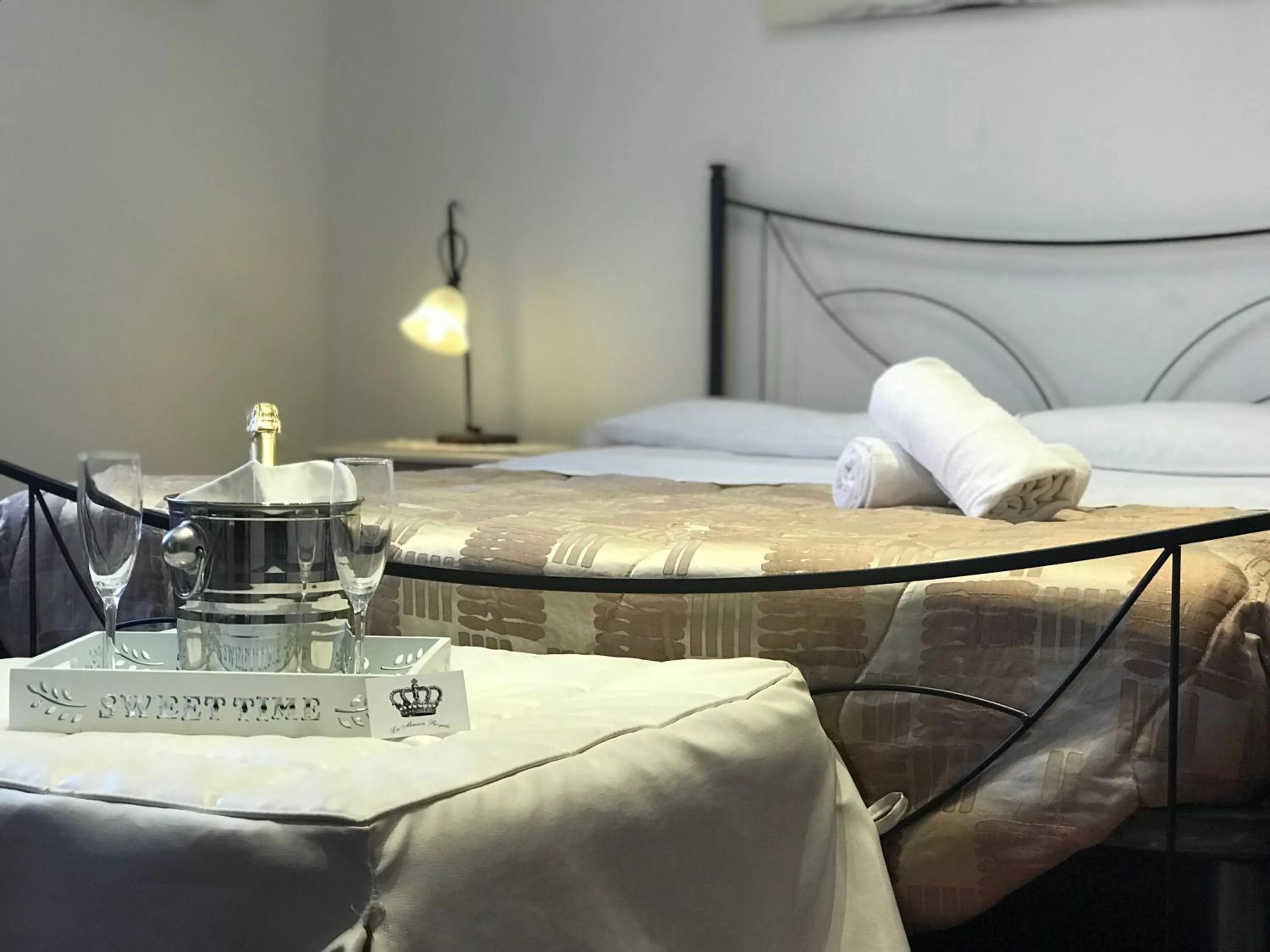 Bedroom, Bed in La Maison Royale Bed & Breakfast