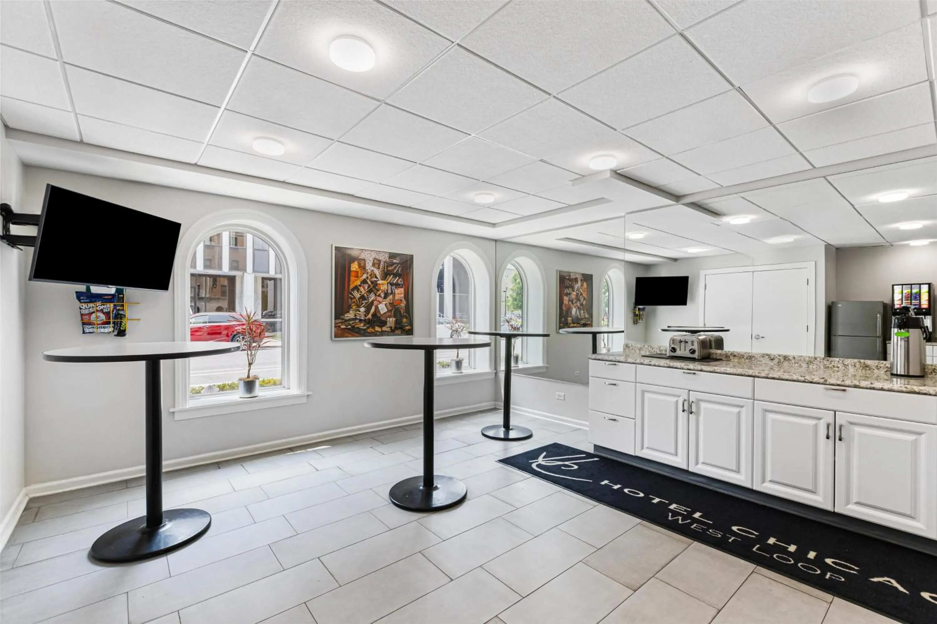 Breakfast in Hotel Chicago West Loop, SureStay Collection by Best Western