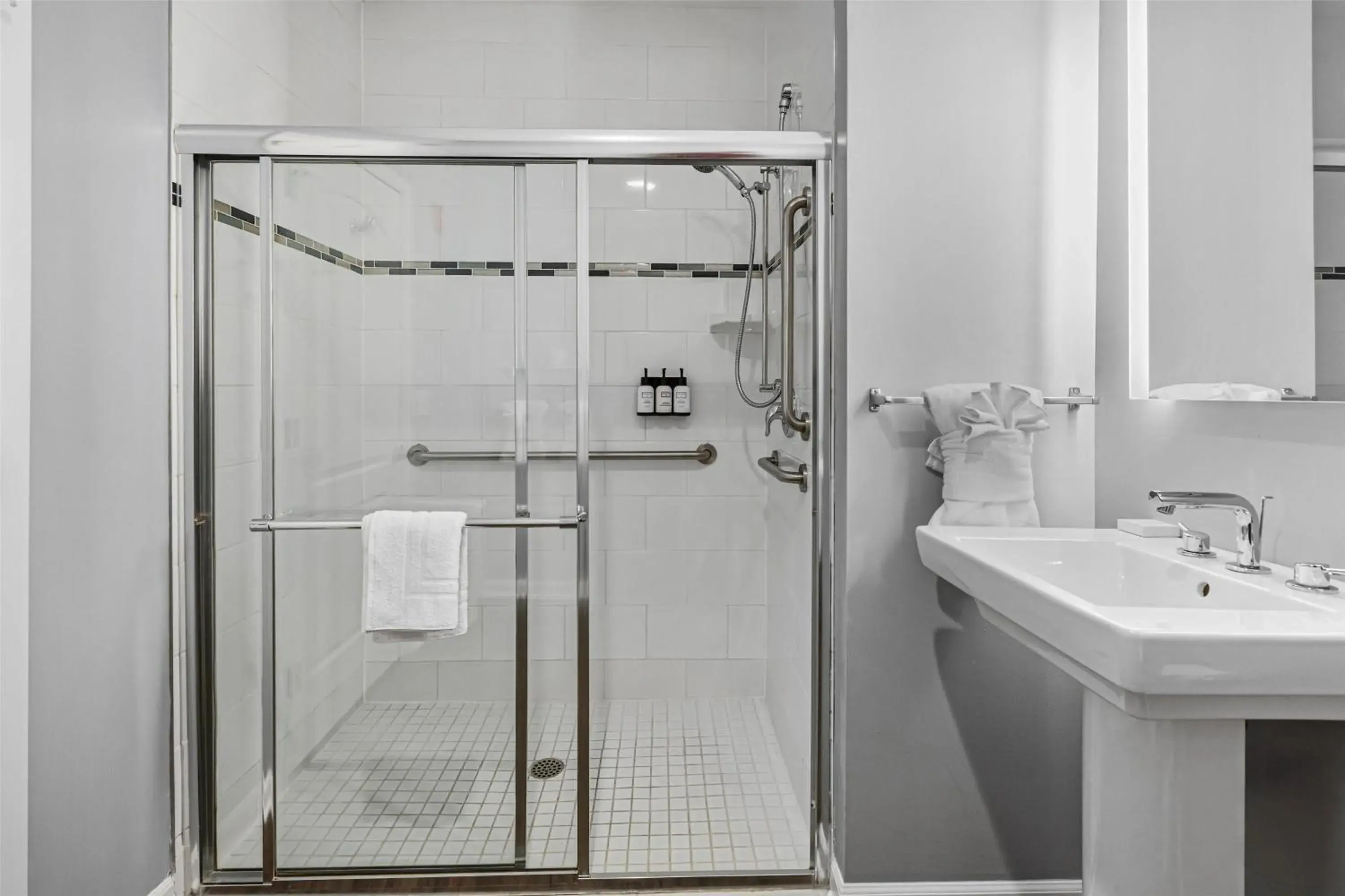 King Room with Roll-In Shower - Disability Access/Non-Smoking in Hotel Chicago West Loop, SureStay Collection by Best Western King Room with Roll-In Shower - Disability Access/Non-Smoking in Hotel Chicago West Loop, SureStay Collection by Best Western
