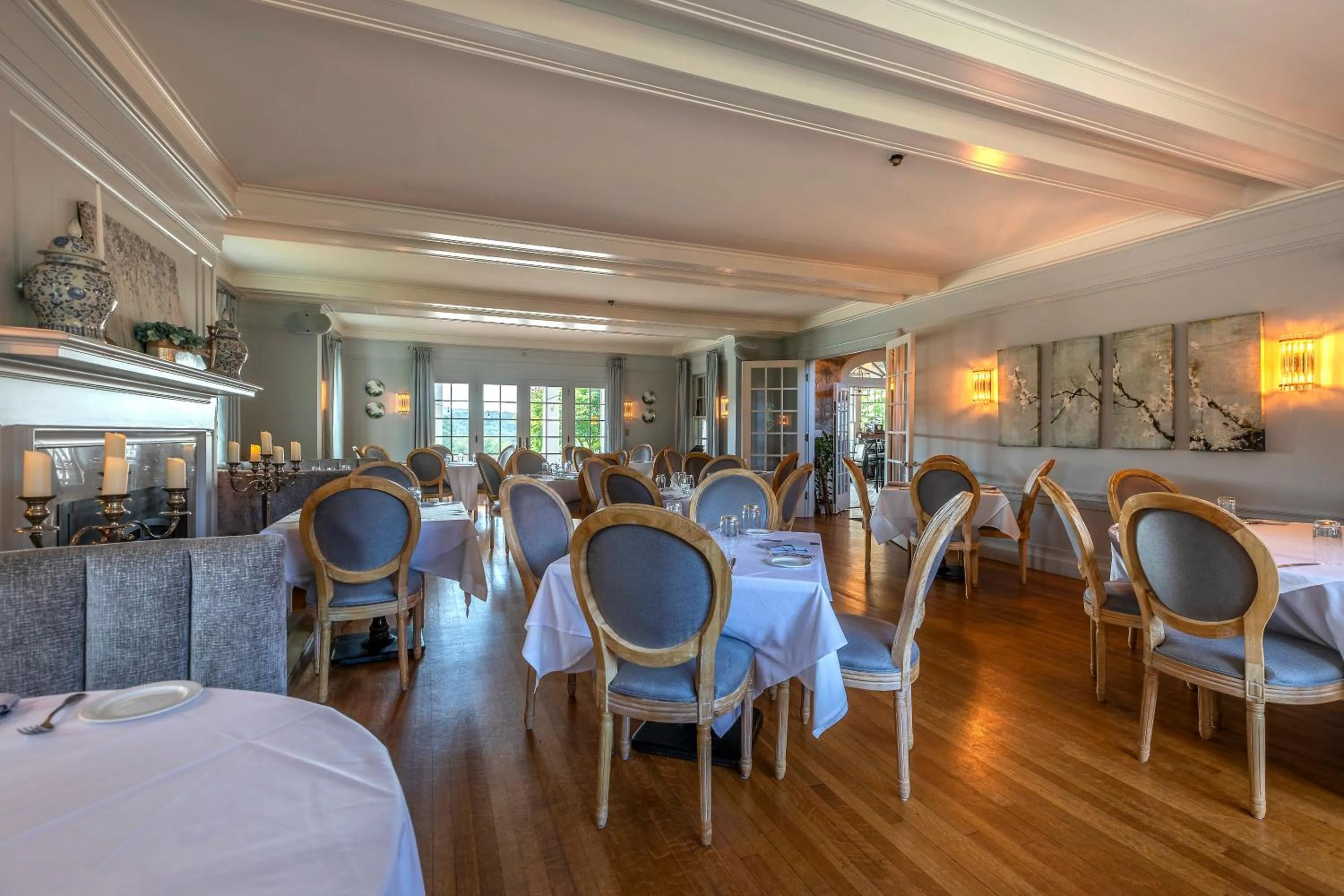 Restaurant/places to eat in The White House Inn