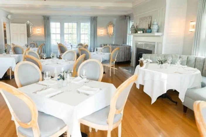 Restaurant/places to eat in The White House Inn