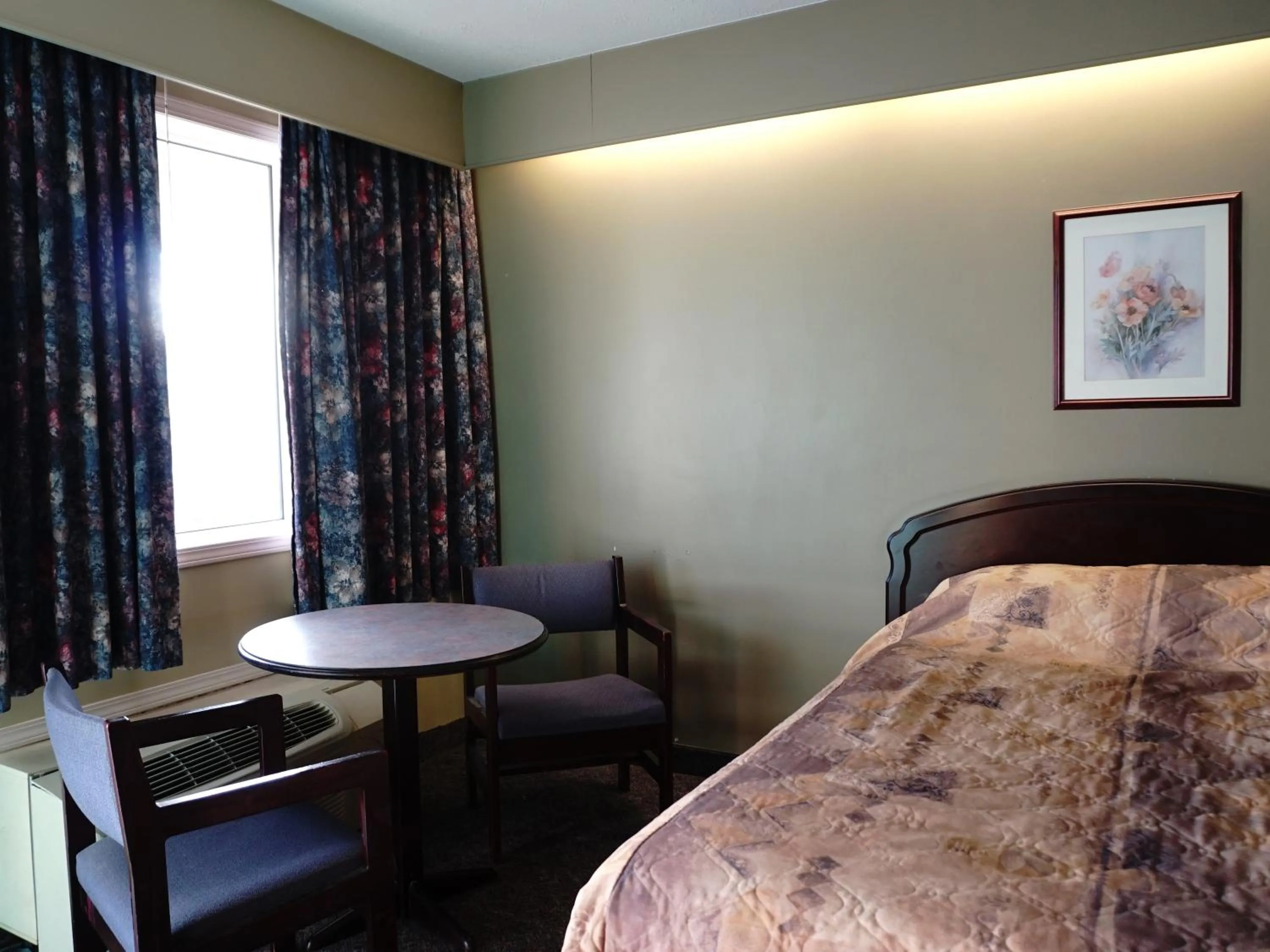 Bedroom in The Ritz Cafe and Motor Inn