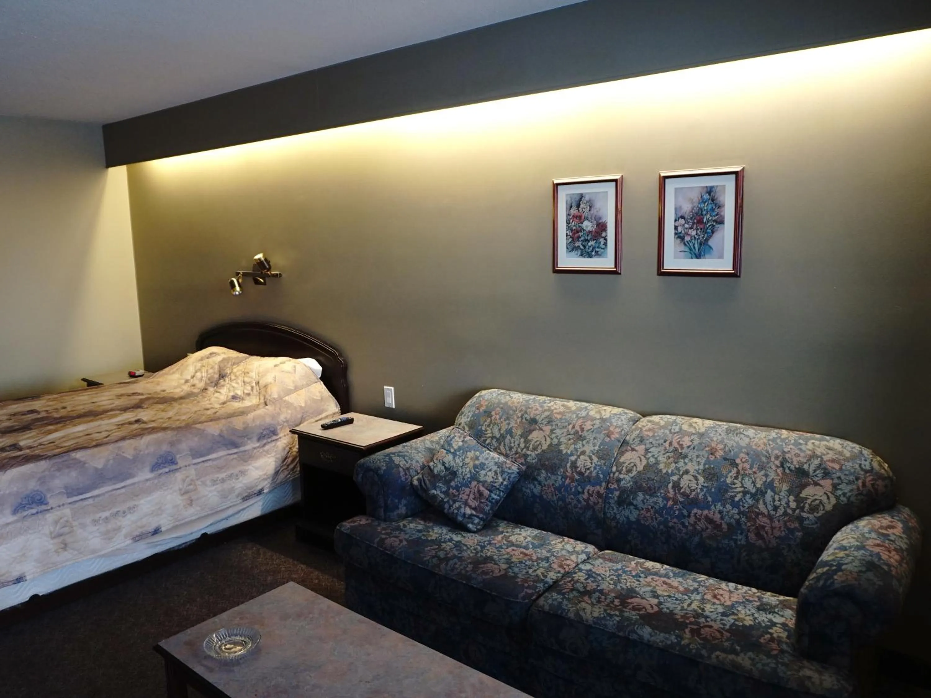 Bedroom in The Ritz Cafe and Motor Inn