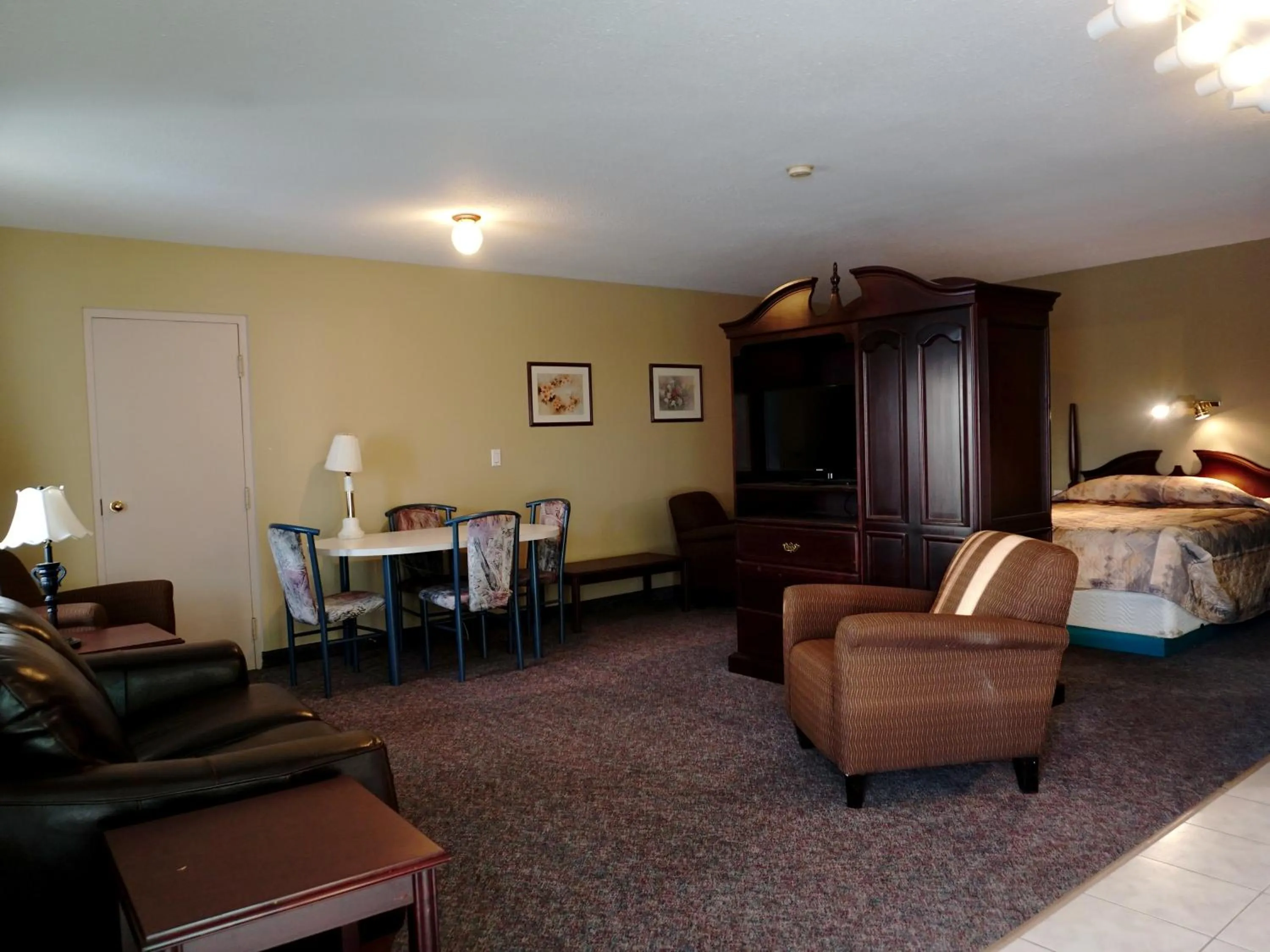 Living room in The Ritz Cafe and Motor Inn
