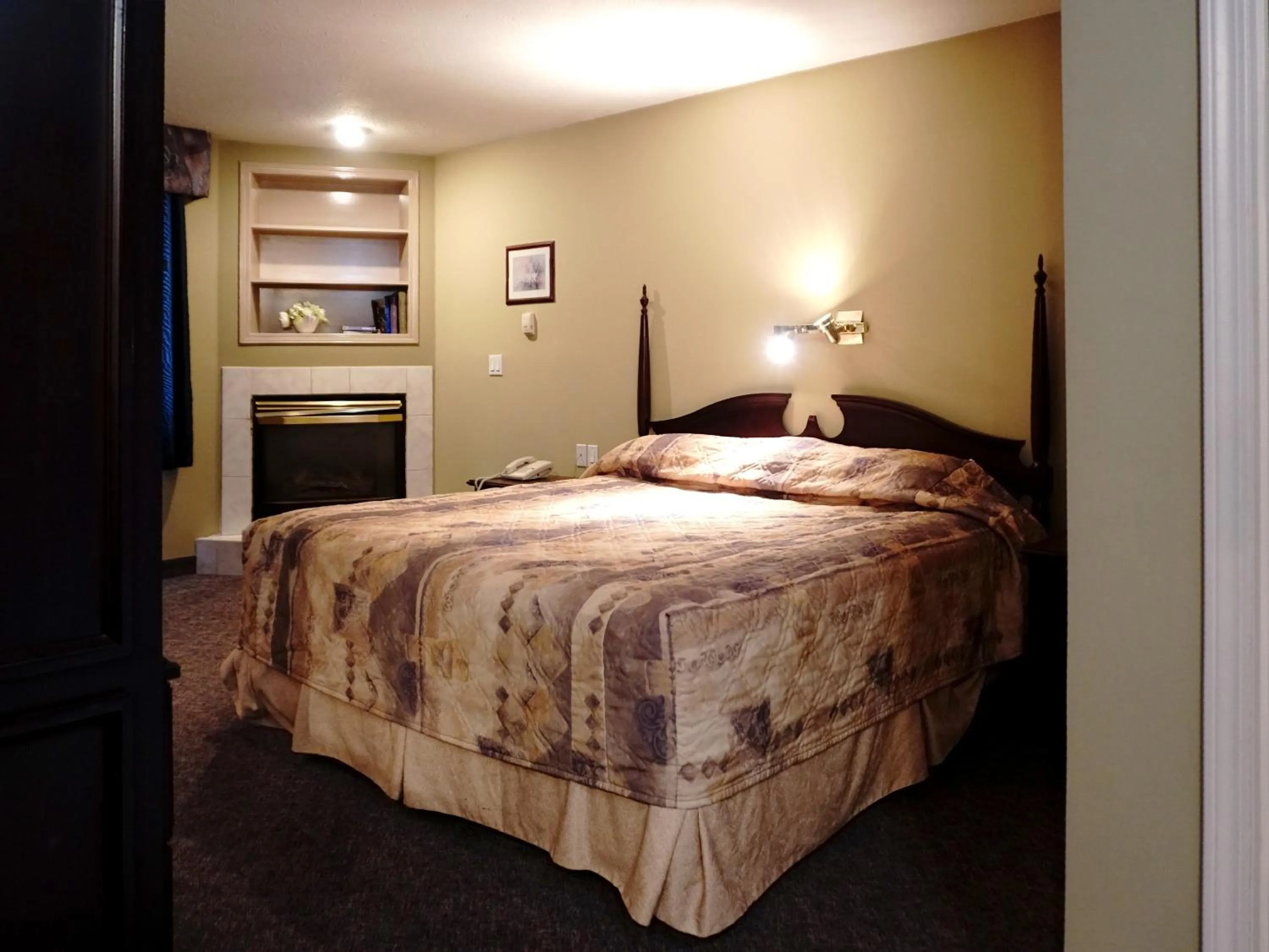 Bedroom in The Ritz Cafe and Motor Inn