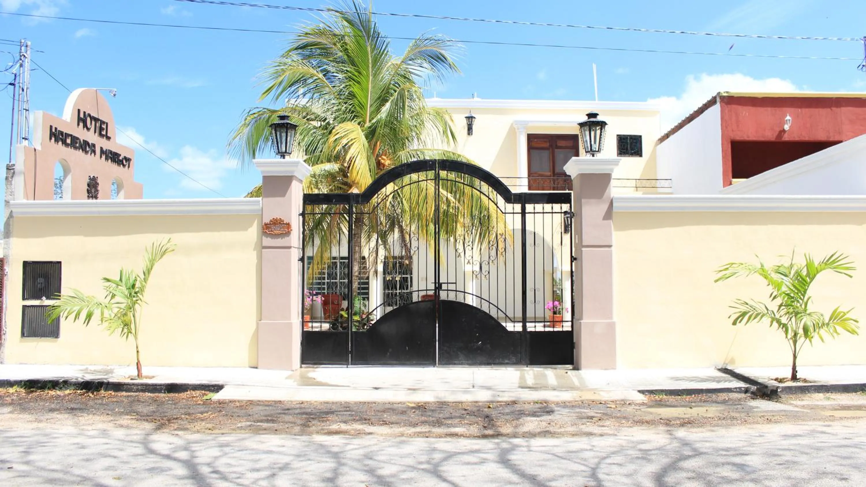 Facade/entrance in Hotel Hacienda Margot