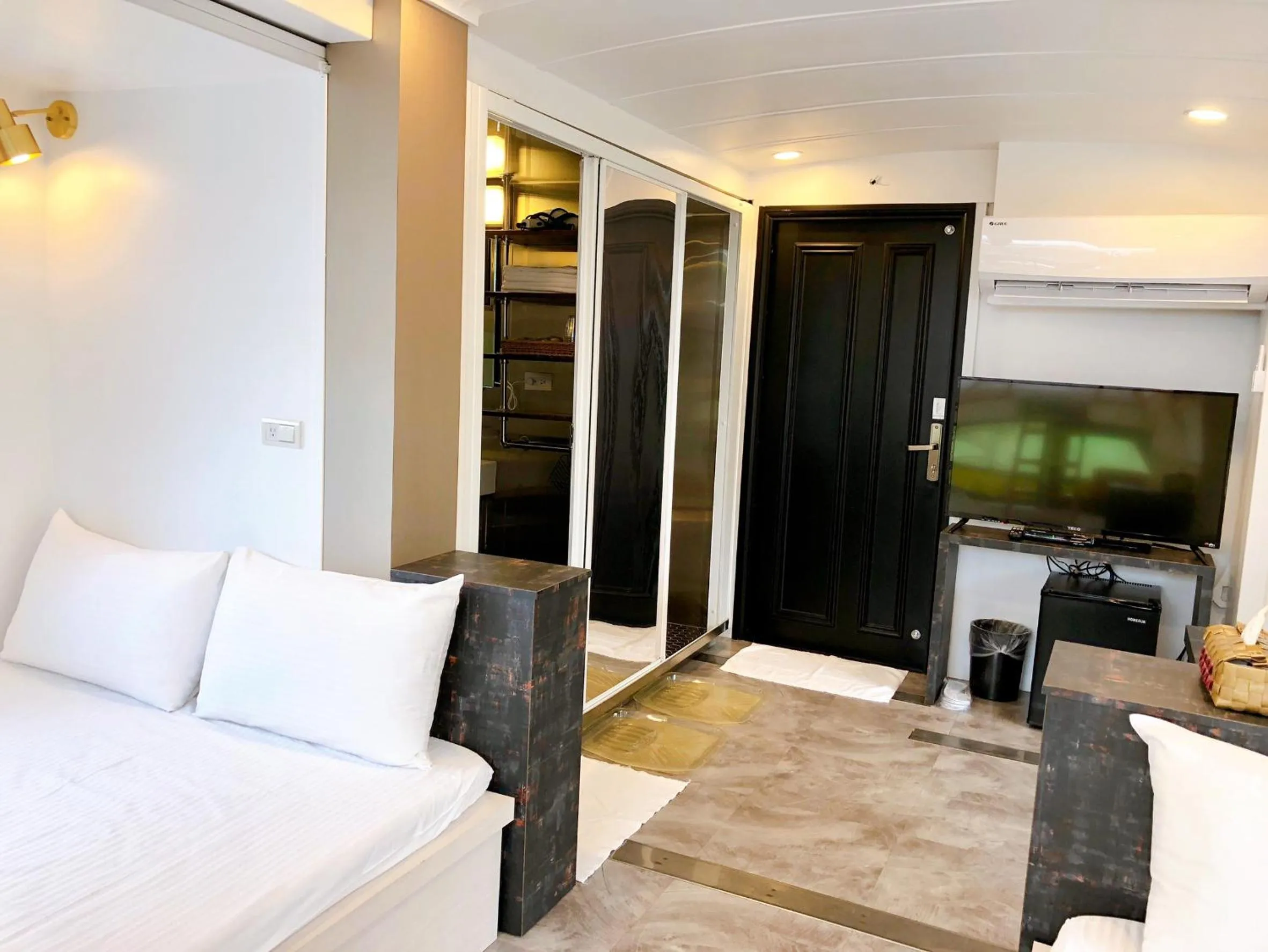 Communal lounge/ TV room, Bed in Artisan Hostel