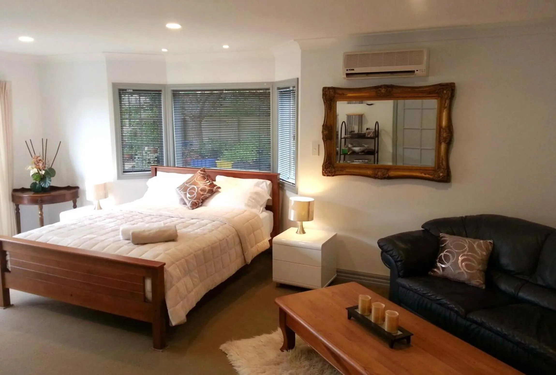 Living room, Bed in Lush & Co Auckland Bed & Breakfast