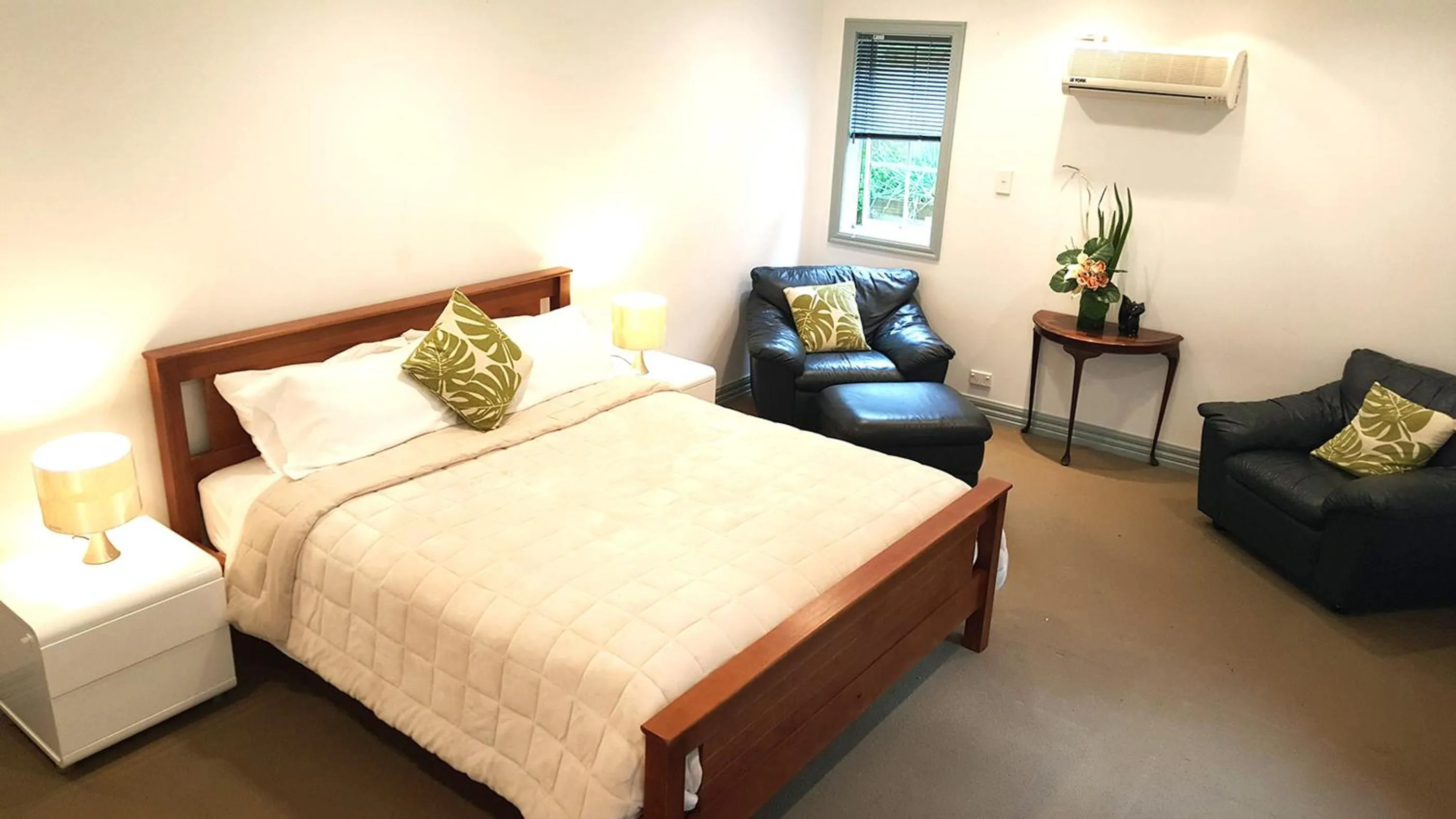 Toilet, Bed in Lush & Co Auckland Bed & Breakfast