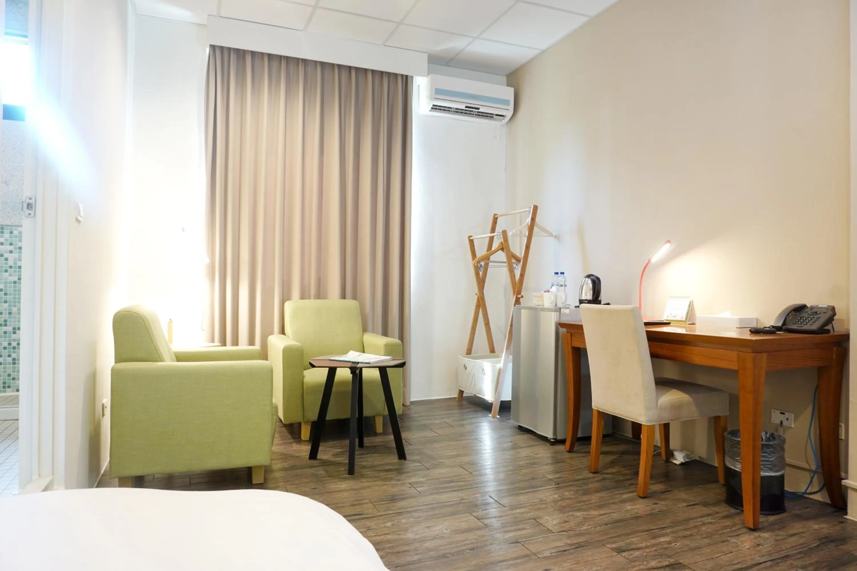 Seating area, Bed in NCNU Campus Inn暨大行旅