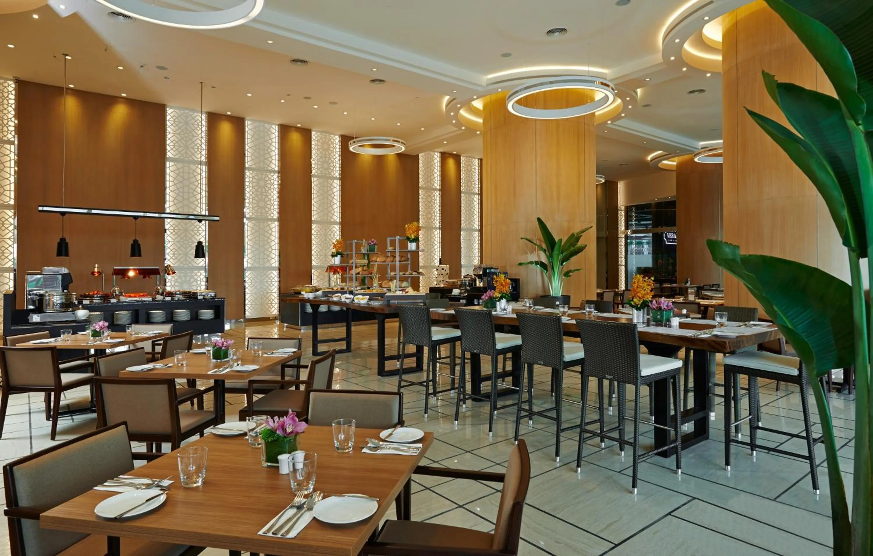 Restaurant/places to eat in VE Hotel & Residence