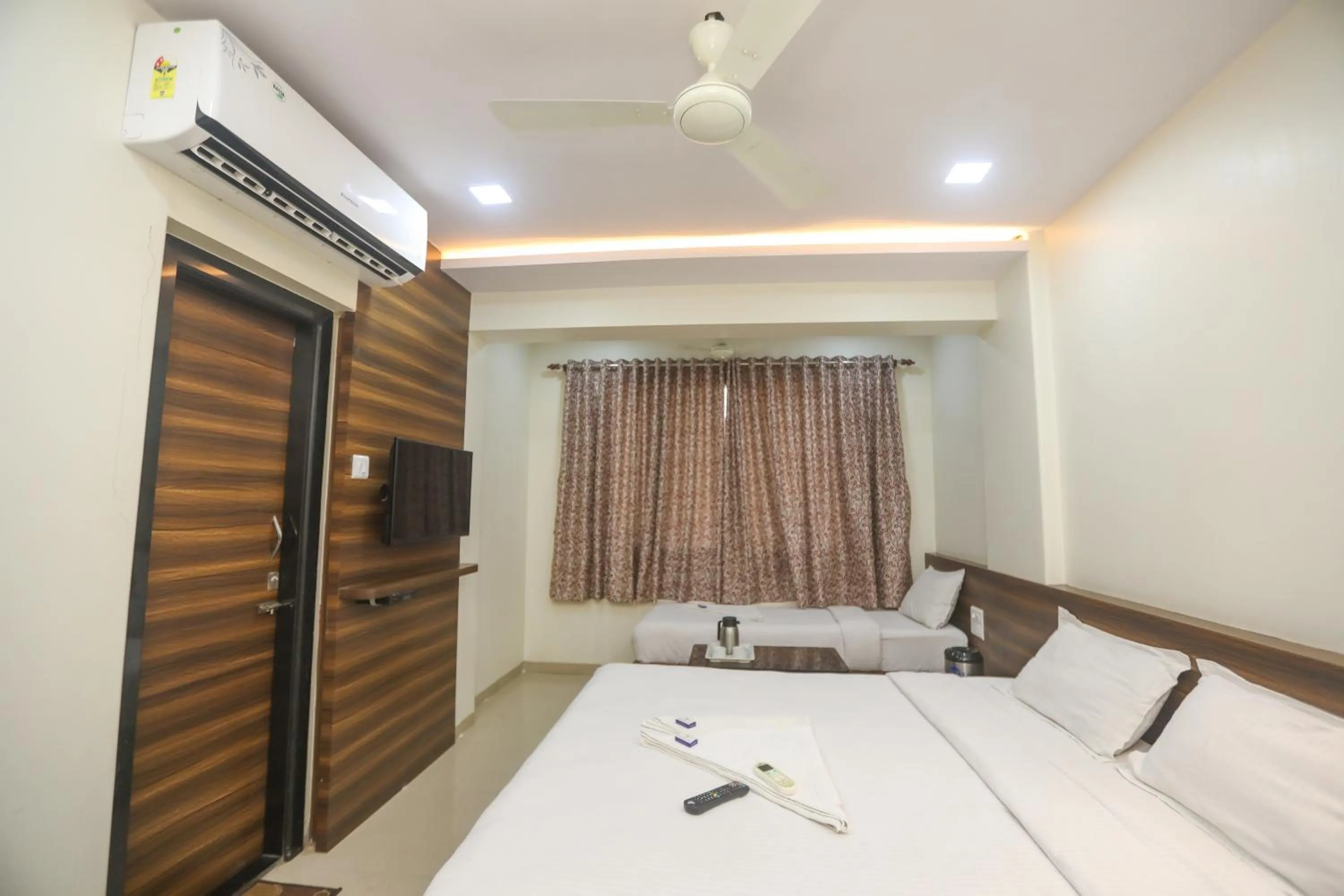 Photo of the whole room, Bed in Hotel Mid town