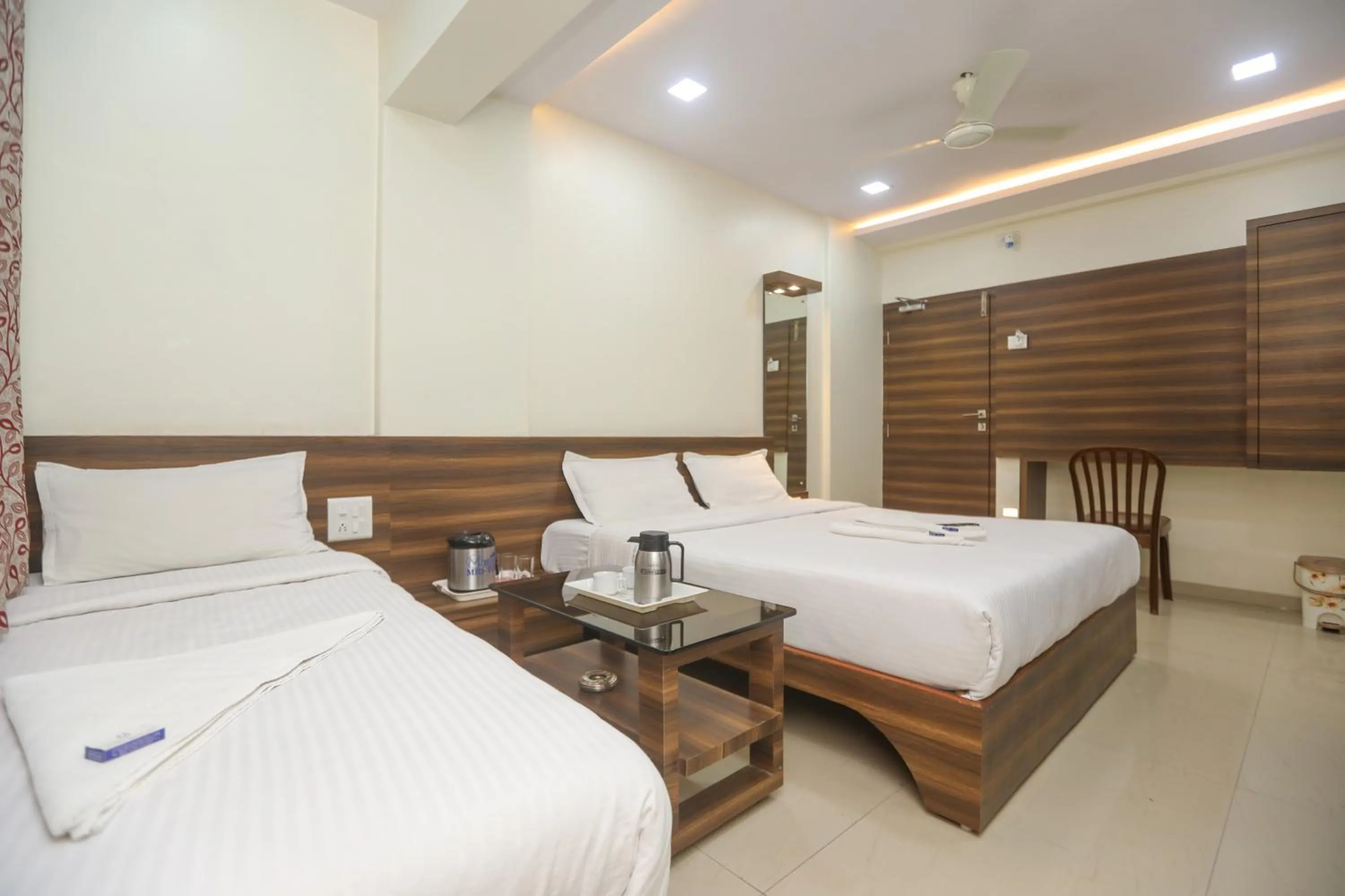 Photo of the whole room, Bed in Hotel Mid town