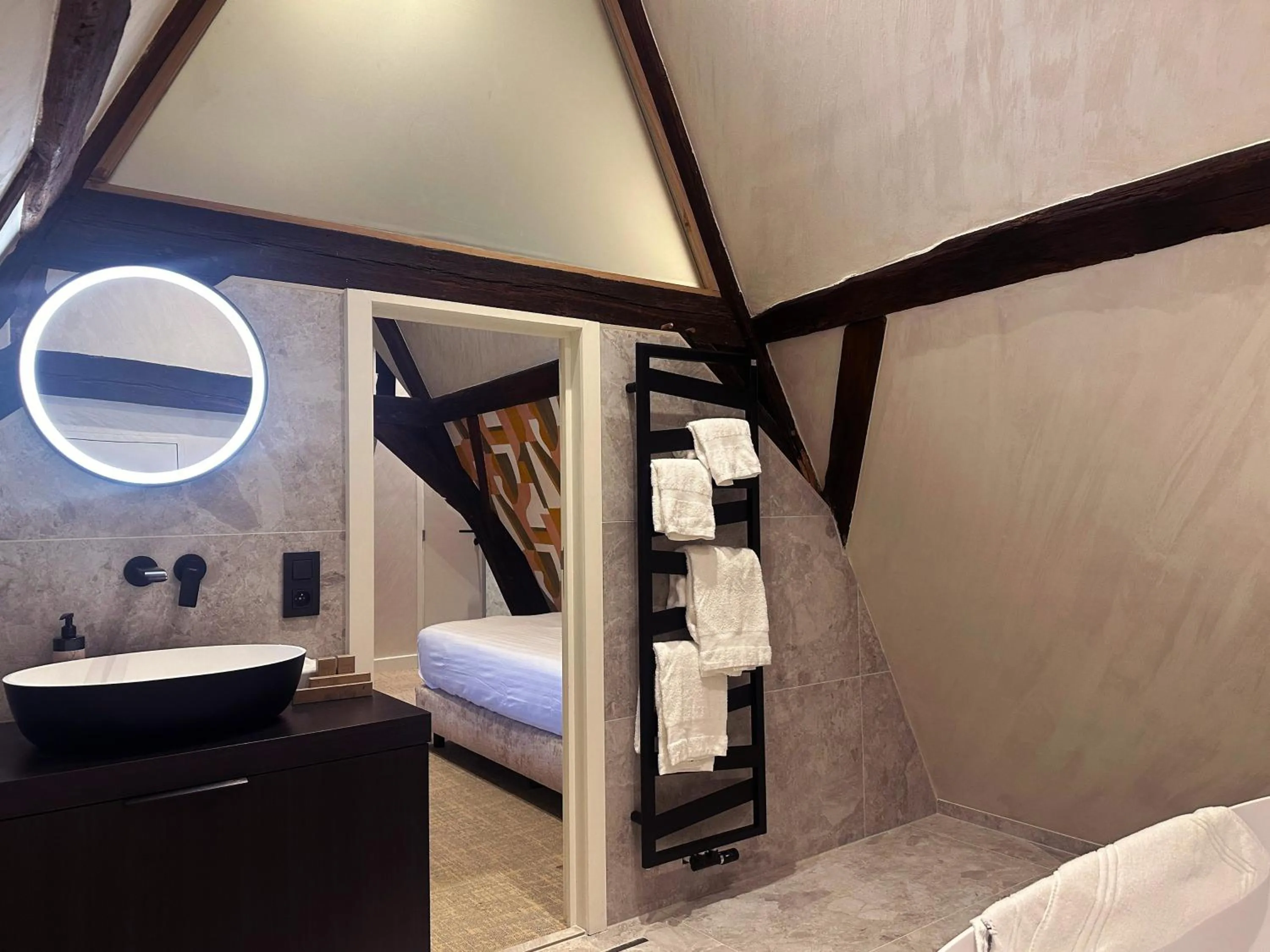 Bathroom, Bed in Van Der Valk Sélys Liège Hotel & Spa