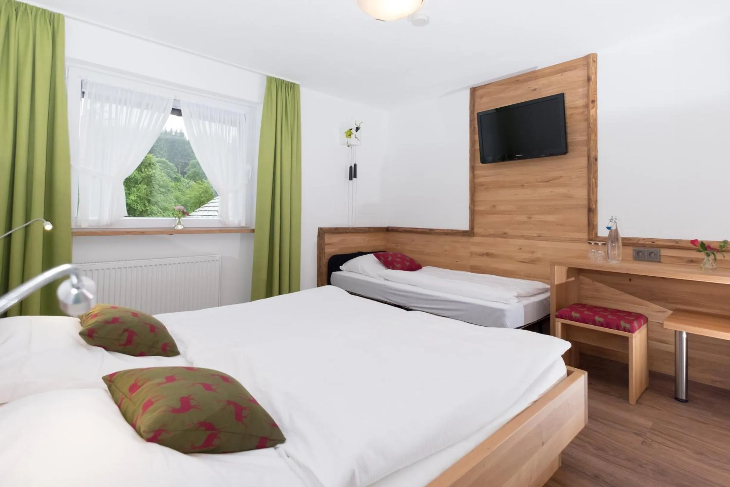 Photo of the whole room, Bed in Höhengasthaus Kolmenhof an der Donauquelle