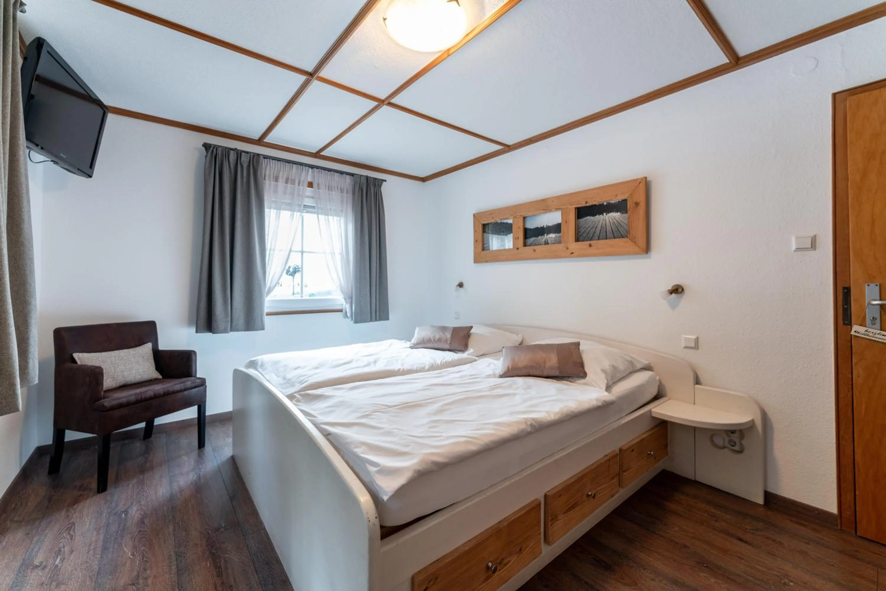 Photo of the whole room, Bed in Höhengasthaus Kolmenhof an der Donauquelle